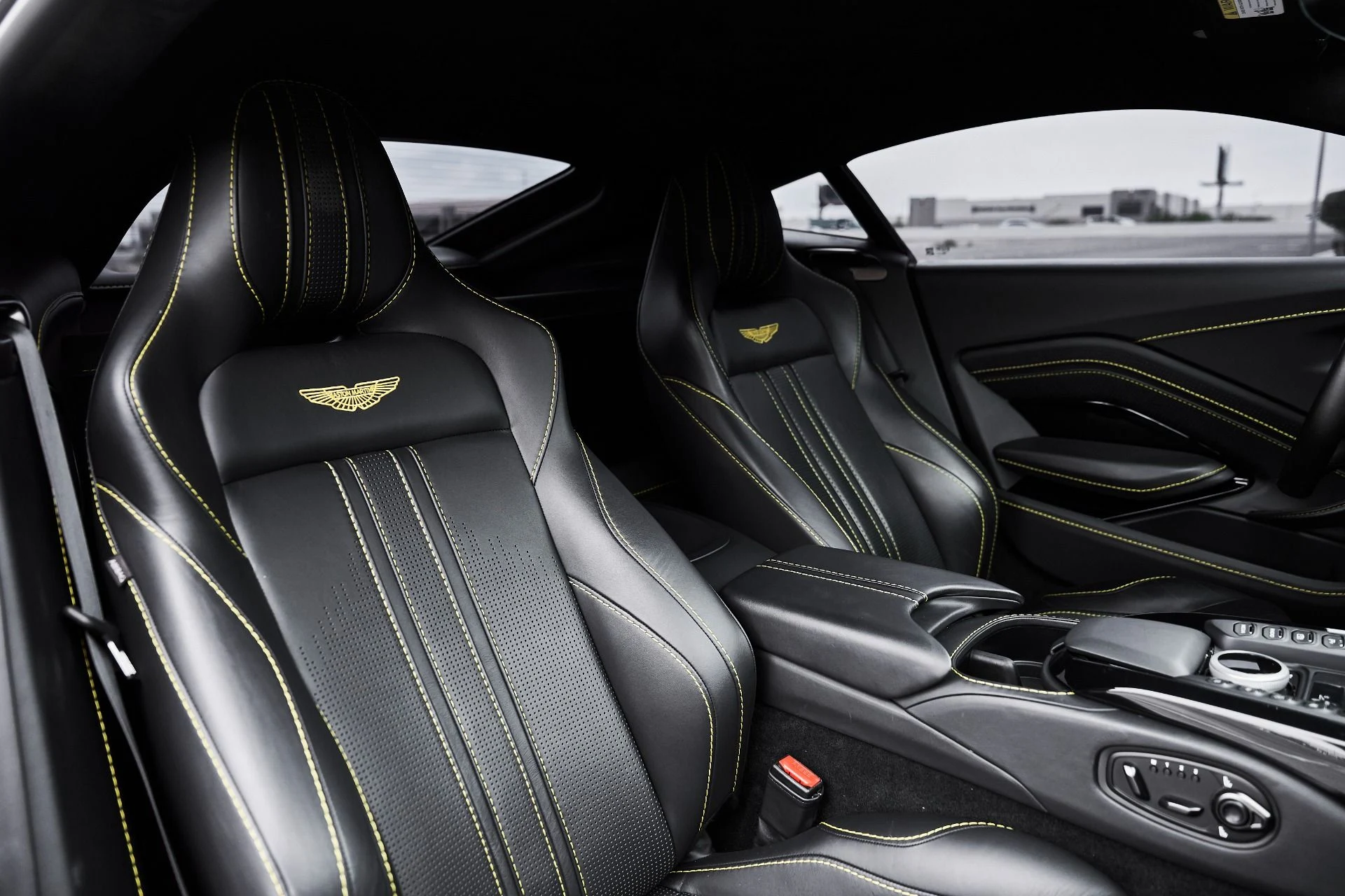 mph032_967019756_Used_2023_Aston_Martin_Vantage_1775333339_1358c9311a