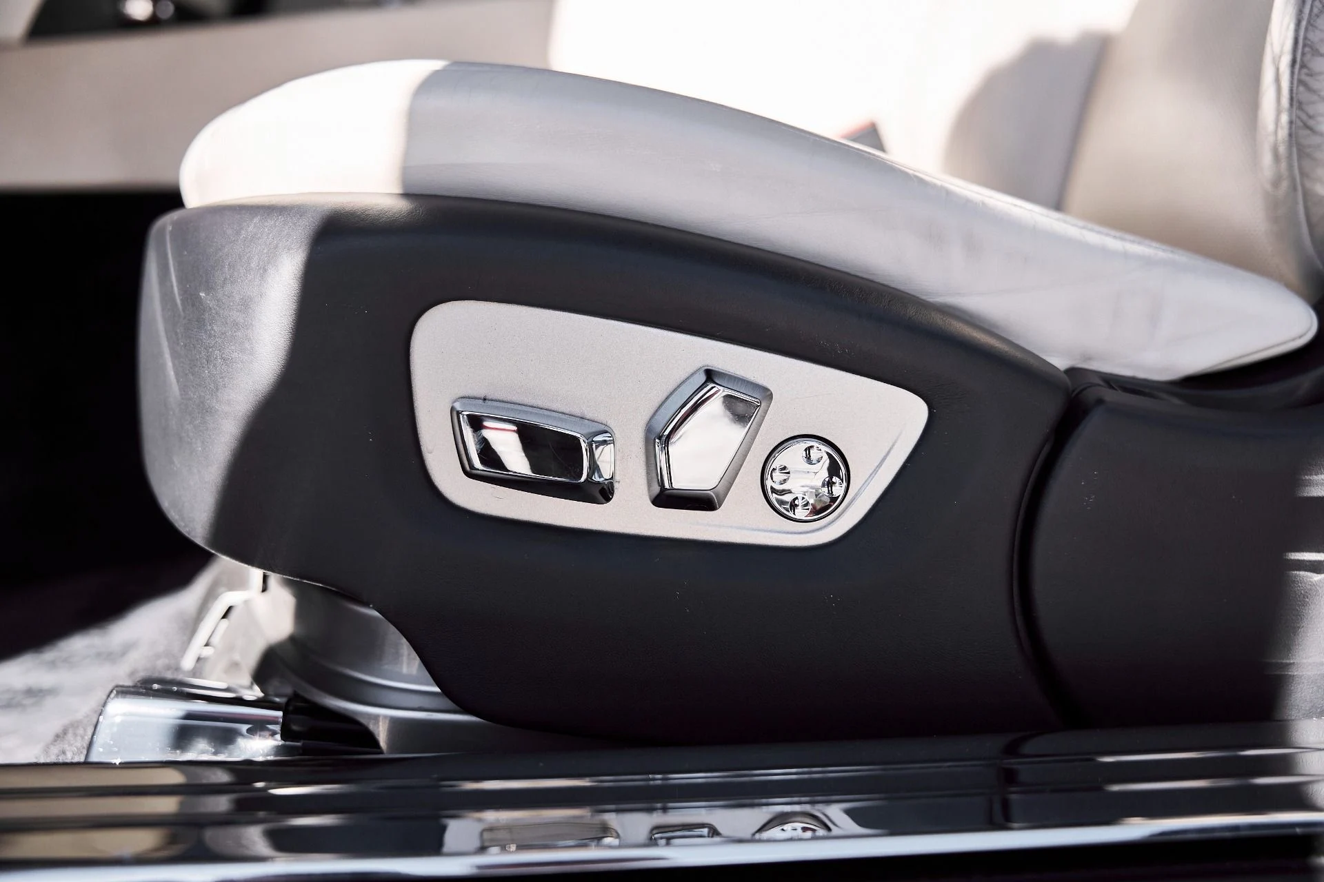 mph032_967060392_Used_2015_Rolls_Royce_Wraith_1770669837_b263131af7