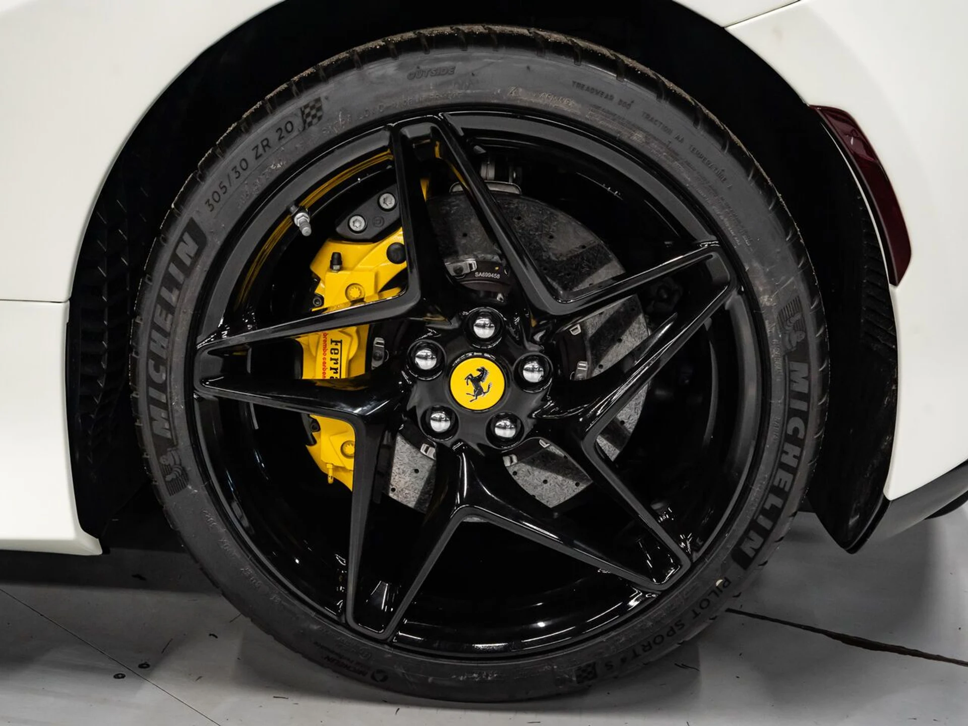 mph032_969487841_ferrari_f8_spider_2022_ac76070443