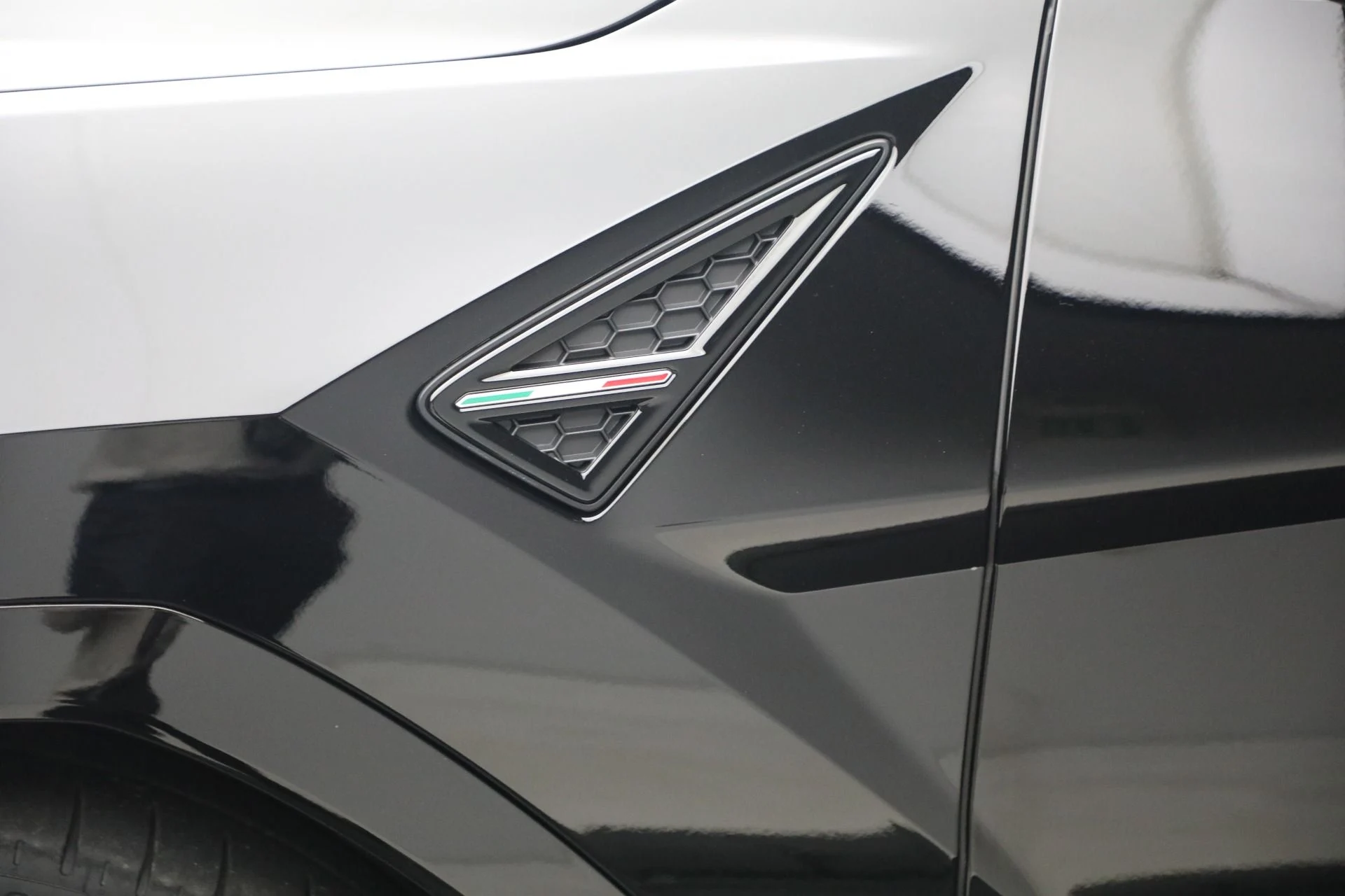 mph032_976801889_Used_2025_Lamborghini_Urus_SE_1779826713_b8ce4a16fe