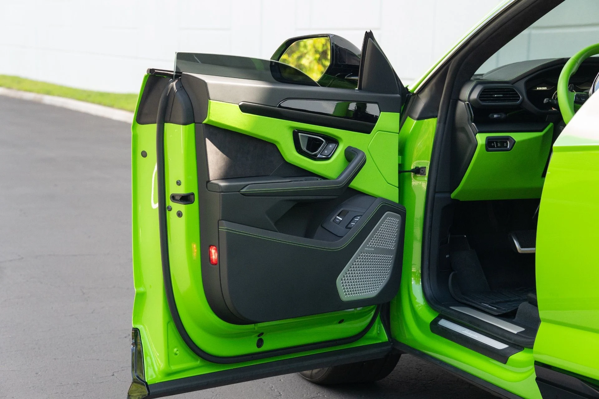 mph032_977483362_Used_2023_Lamborghini_Urus_S_1755804892_8ca6310358