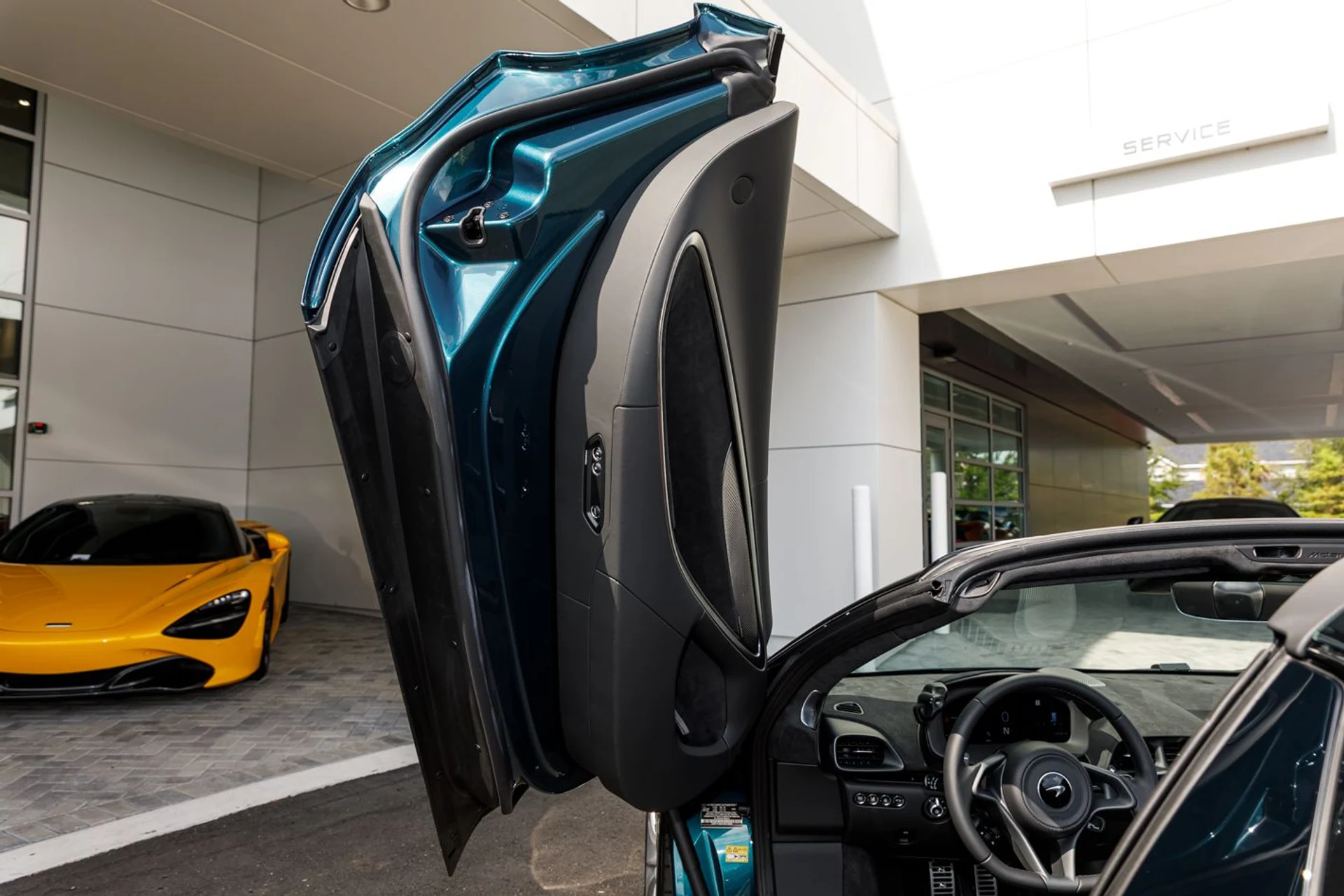 mph032_986159751_587_p33_l_3186a2e1b0