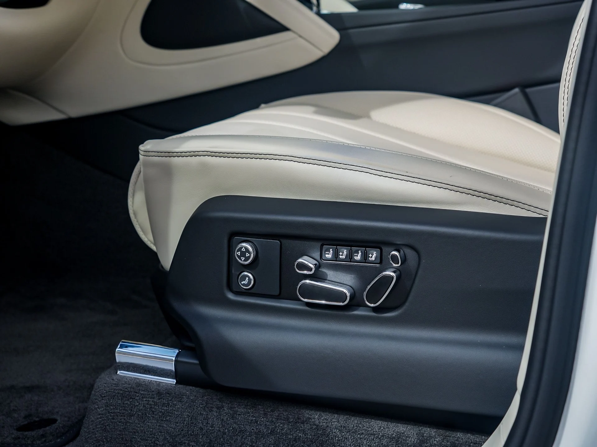 mph033_1001507334_Hi_Tech_Luxury_Imports_LLC_SJAAT_2_ZV_8_TC_034150_image_33_99eec129c7