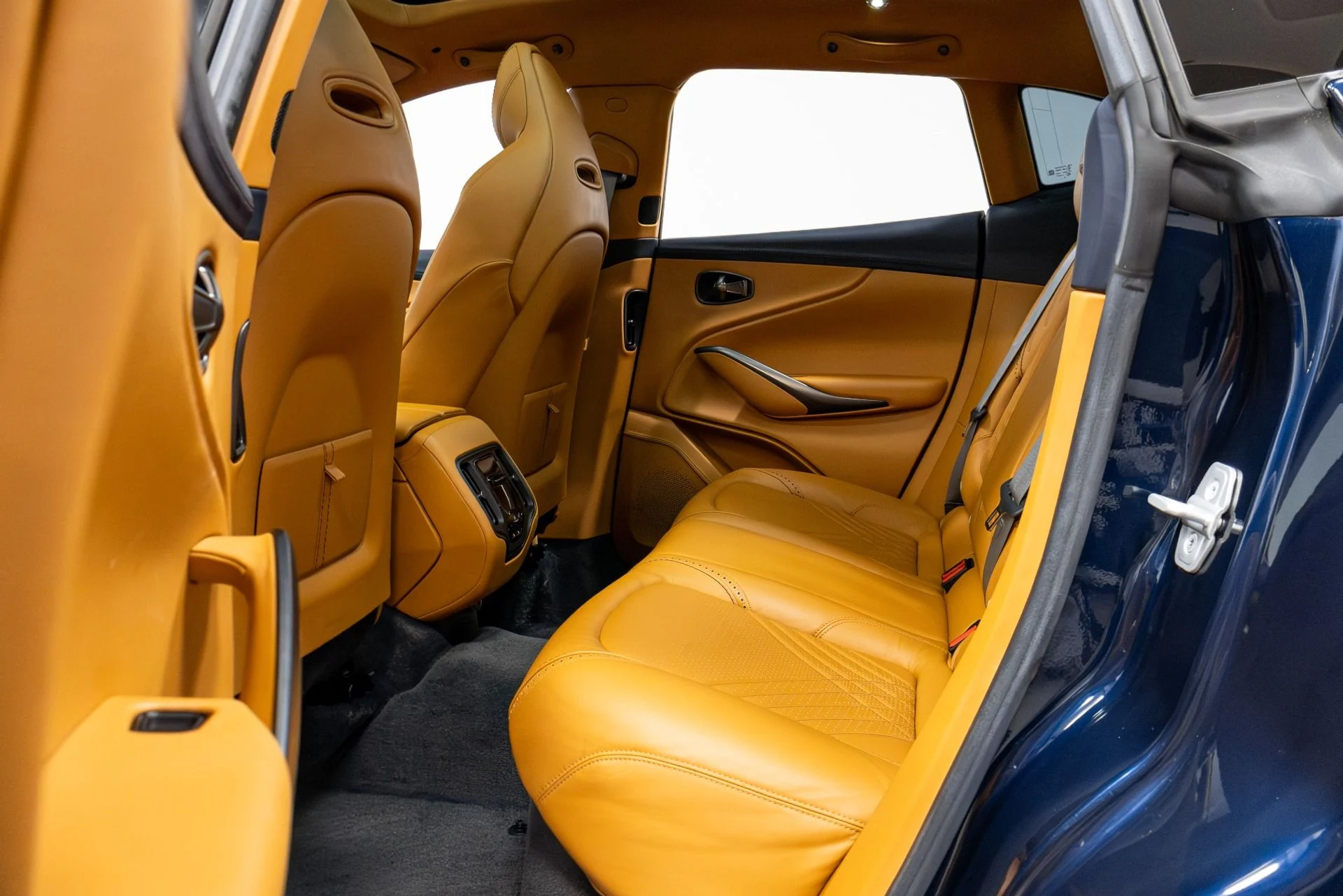 mph033_1008960710_Used_2021_Aston_Martin_DBX_1770088523_8fa3c2ca8f