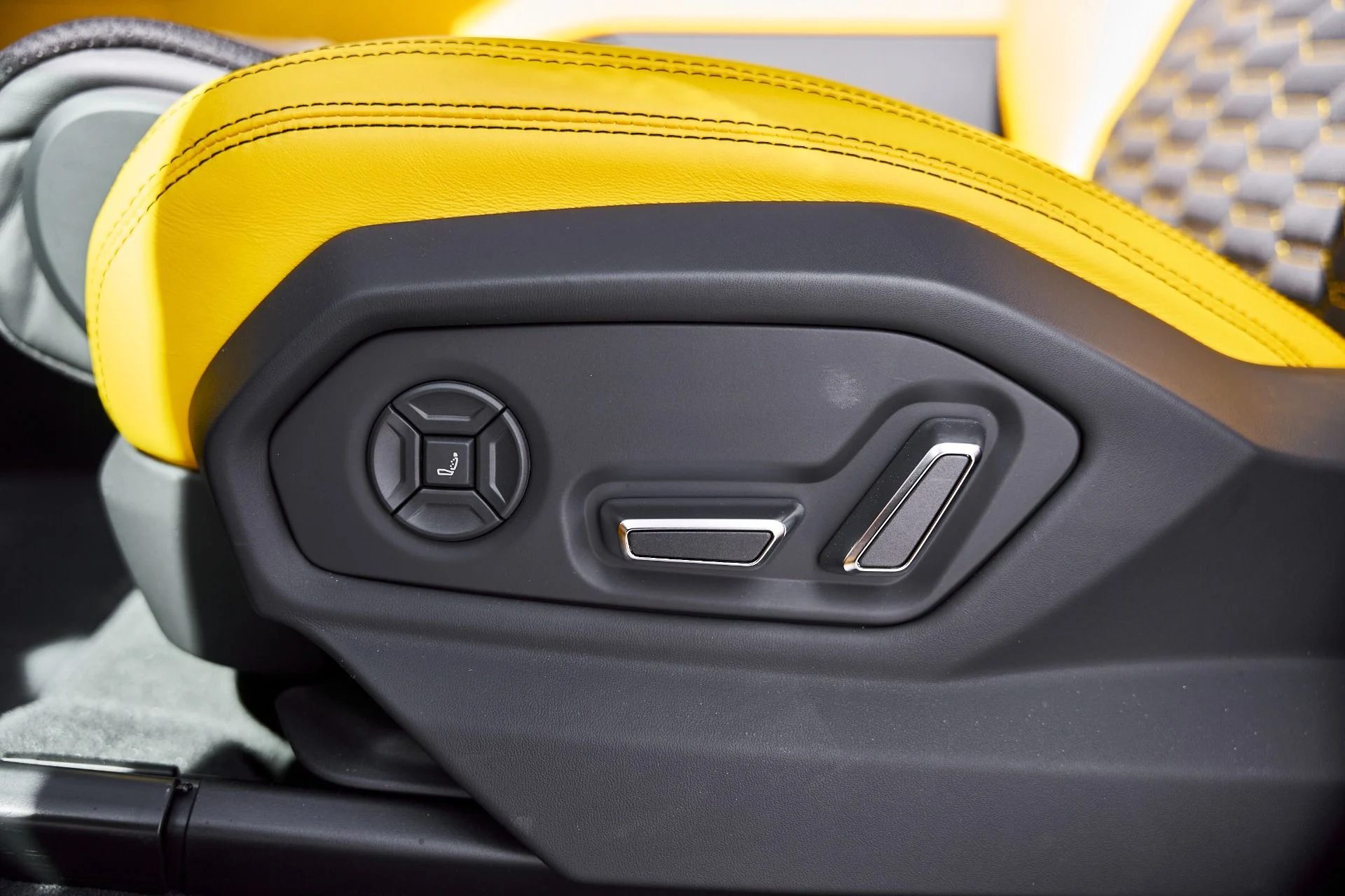 mph033_1011614497_Used_2021_Lamborghini_Urus_Pearl_Capsule_1772843491_d07c20335f