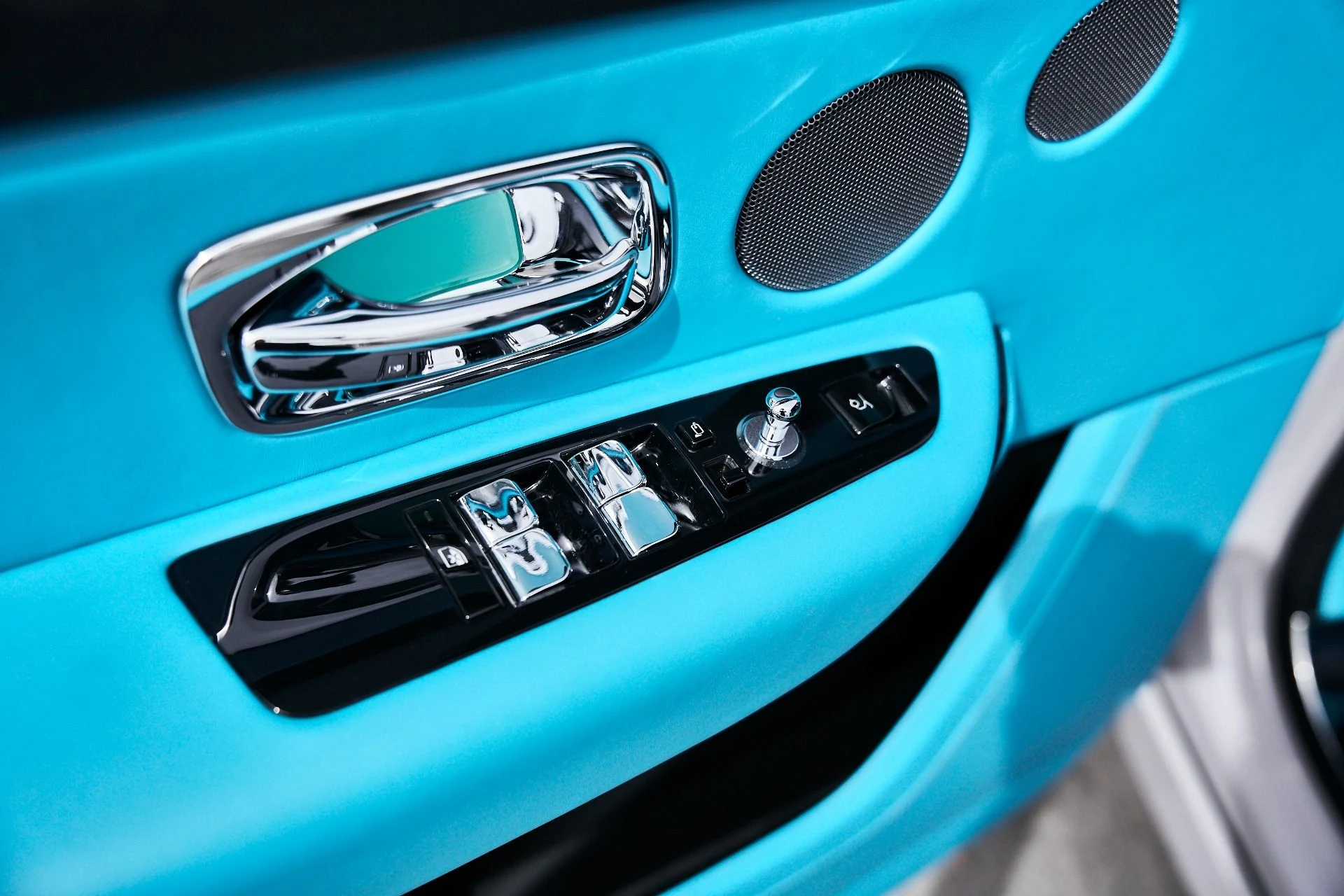 mph033_1014174070_Used_2025_Rolls_Royce_Cullinan_Black_Badge_1774912490_ca9b2cff8c