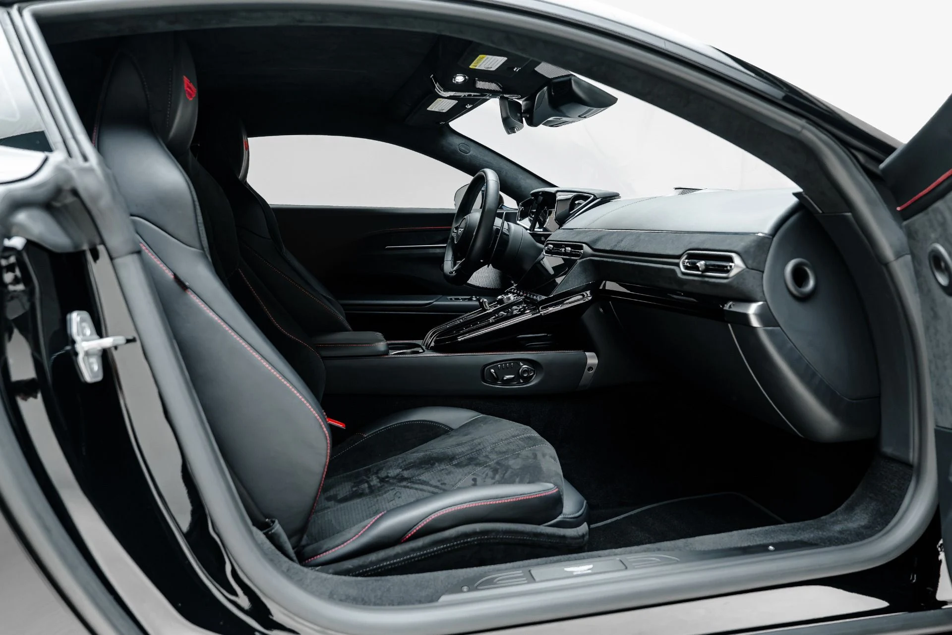 mph033_1044030733_Used_2025_Aston_Martin_Vantage_1790202728_f2688685f7