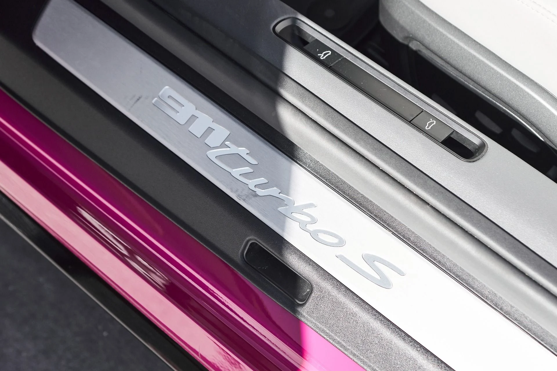 mph033_1086253173_Used_2023_Porsche_911_Turbo_1762568157_36f998418b