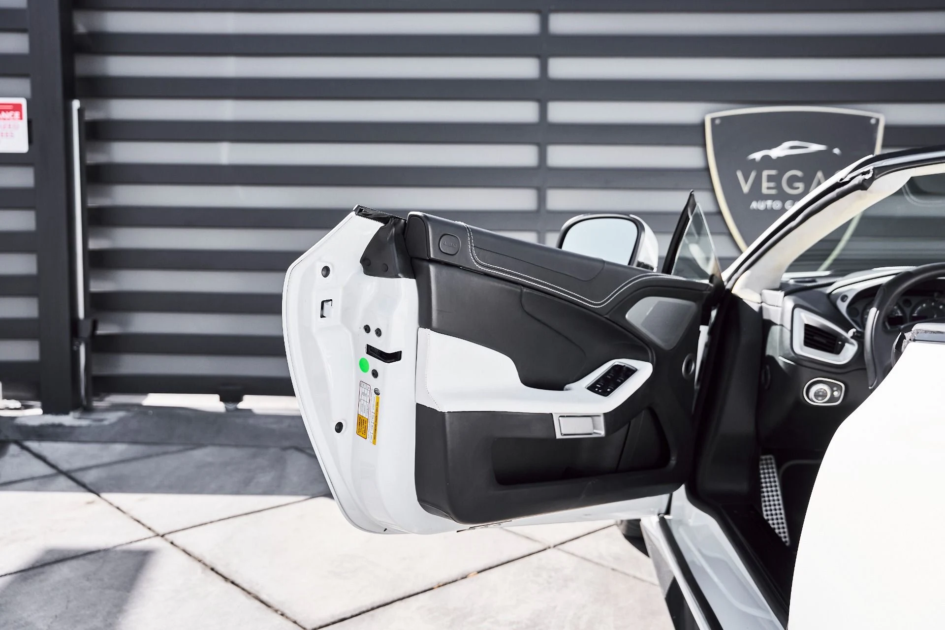 mph033_1095683376_Used_2017_Aston_Martin_Vanquish_Volante_1773797515_567257c267