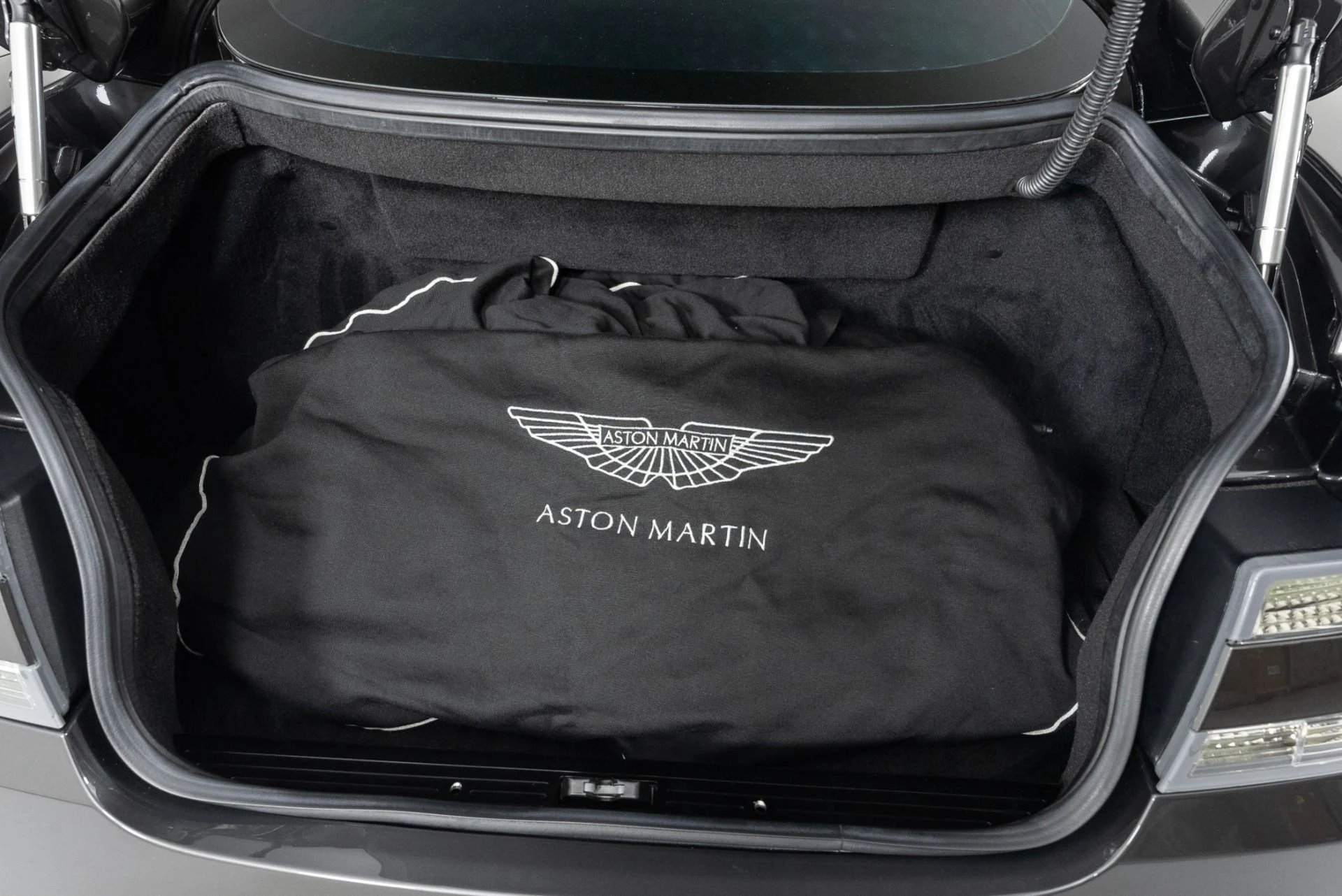 mph033_1132325599_Used_2011_Aston_Martin_DBS_1701890228_c7c50c9ffd