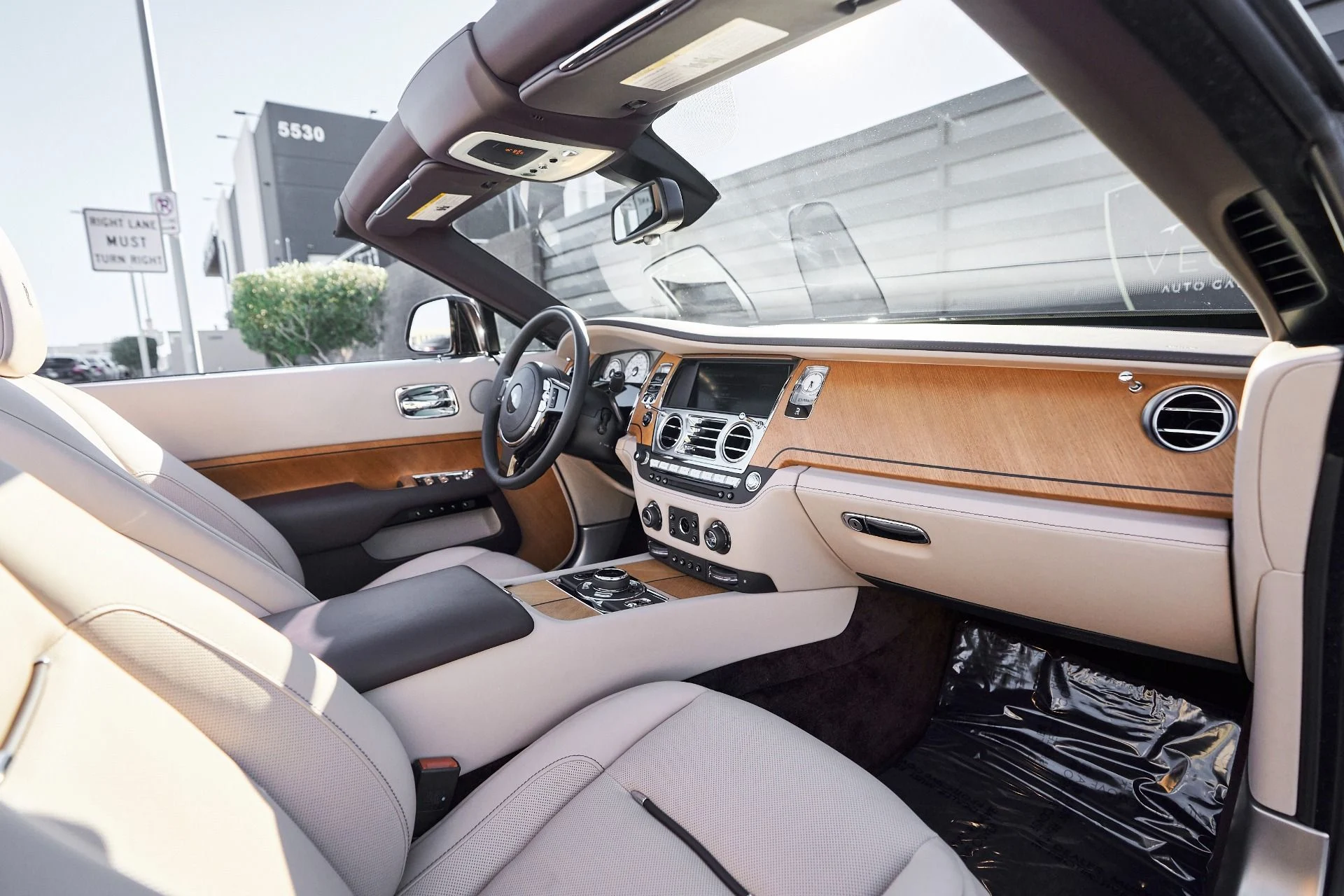 mph033_1148984223_Used_2020_Rolls_Royce_Dawn_Base_1762645820_8f8f952578