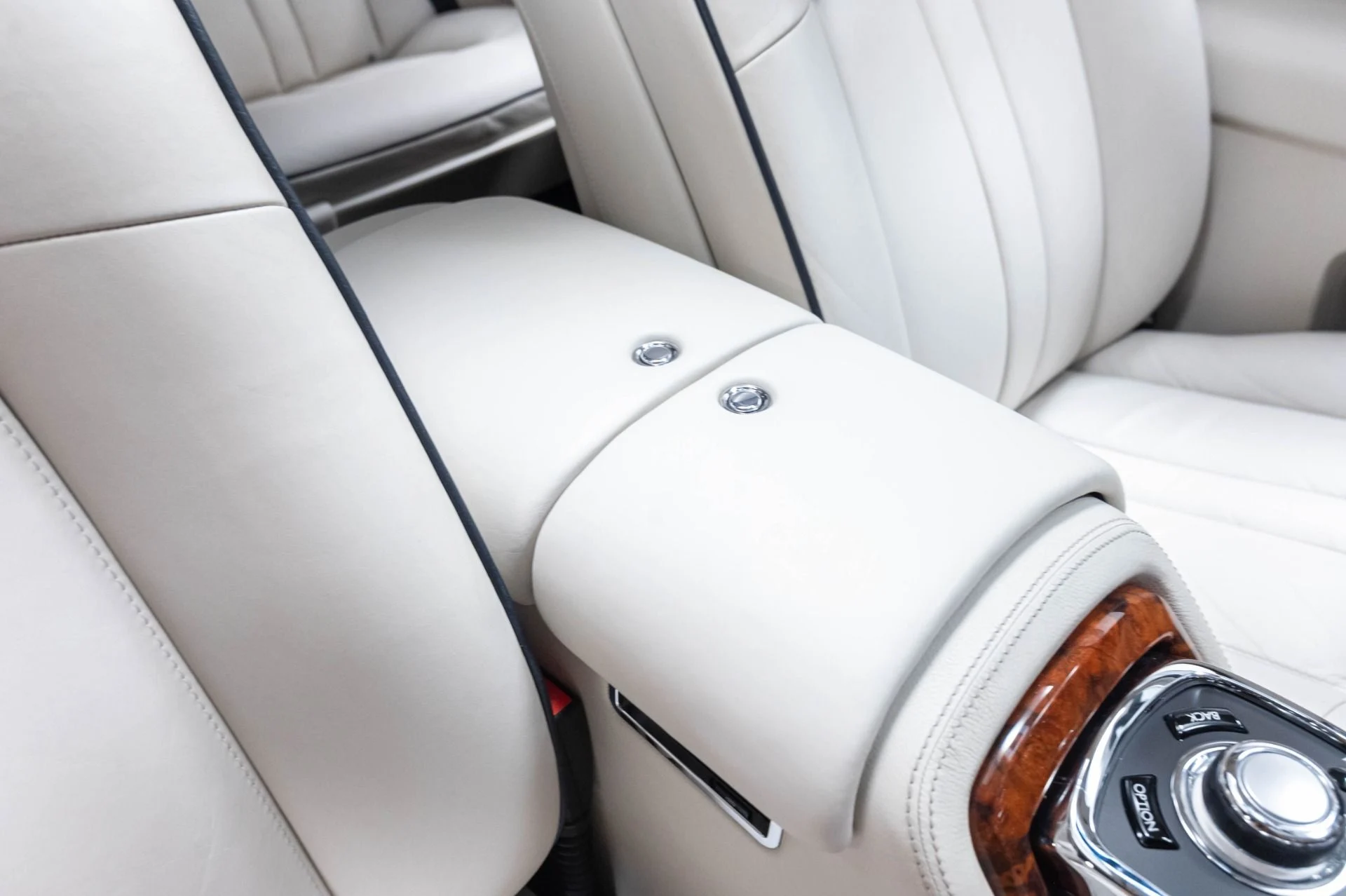 mph033_1163692884_Used_2013_Rolls_Royce_Phantom_1784226914_cf1330ef0e