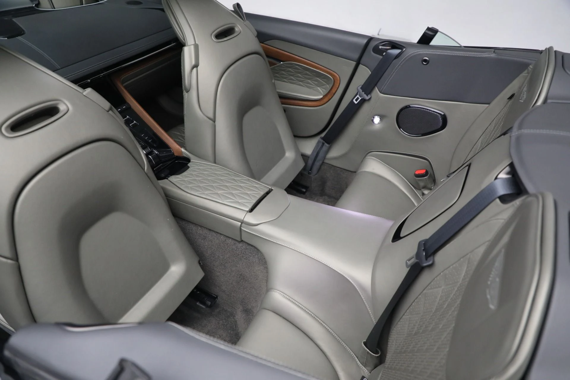 mph033_1169991045_New_2024_Aston_Martin_DB_12_Volante_fbc90057c9