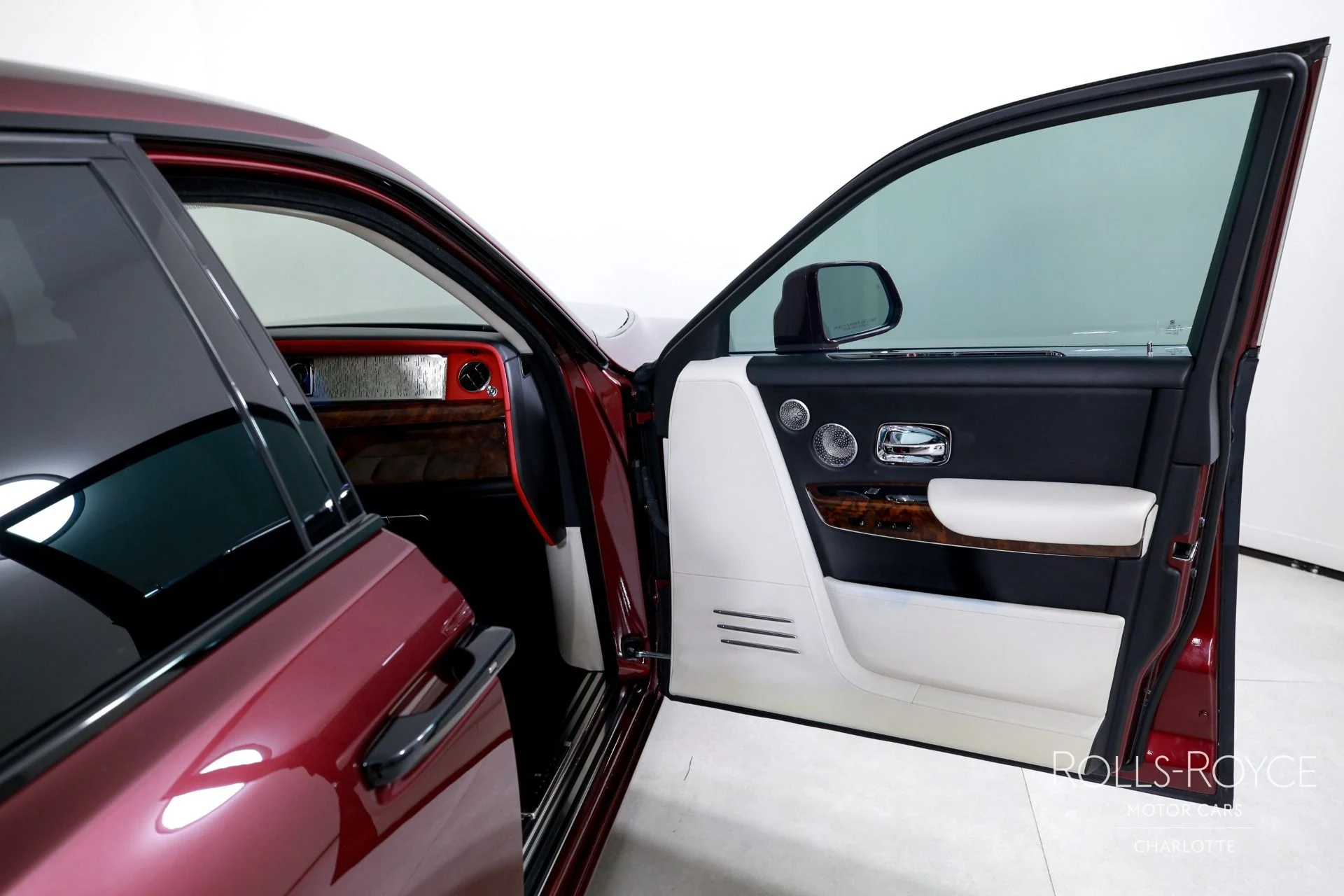 mph033_1194167370_Used_2019_Rolls_Royce_Phantom_1760804131_ded4fb07a1