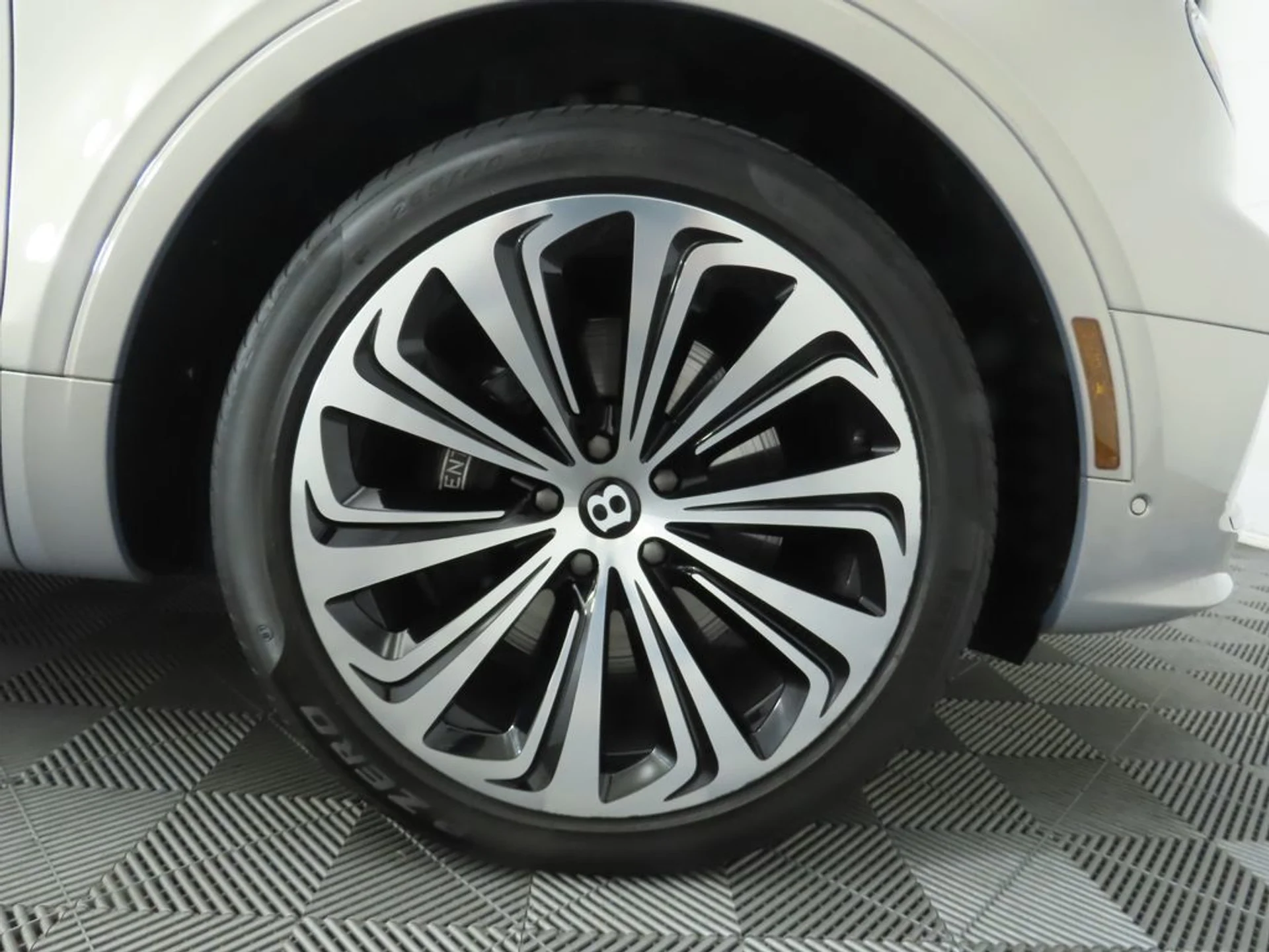 mph033_1222681084_used_2022_bentley_bentayga_v8awd_8119_22936219_34_1024_ed9da44cfc