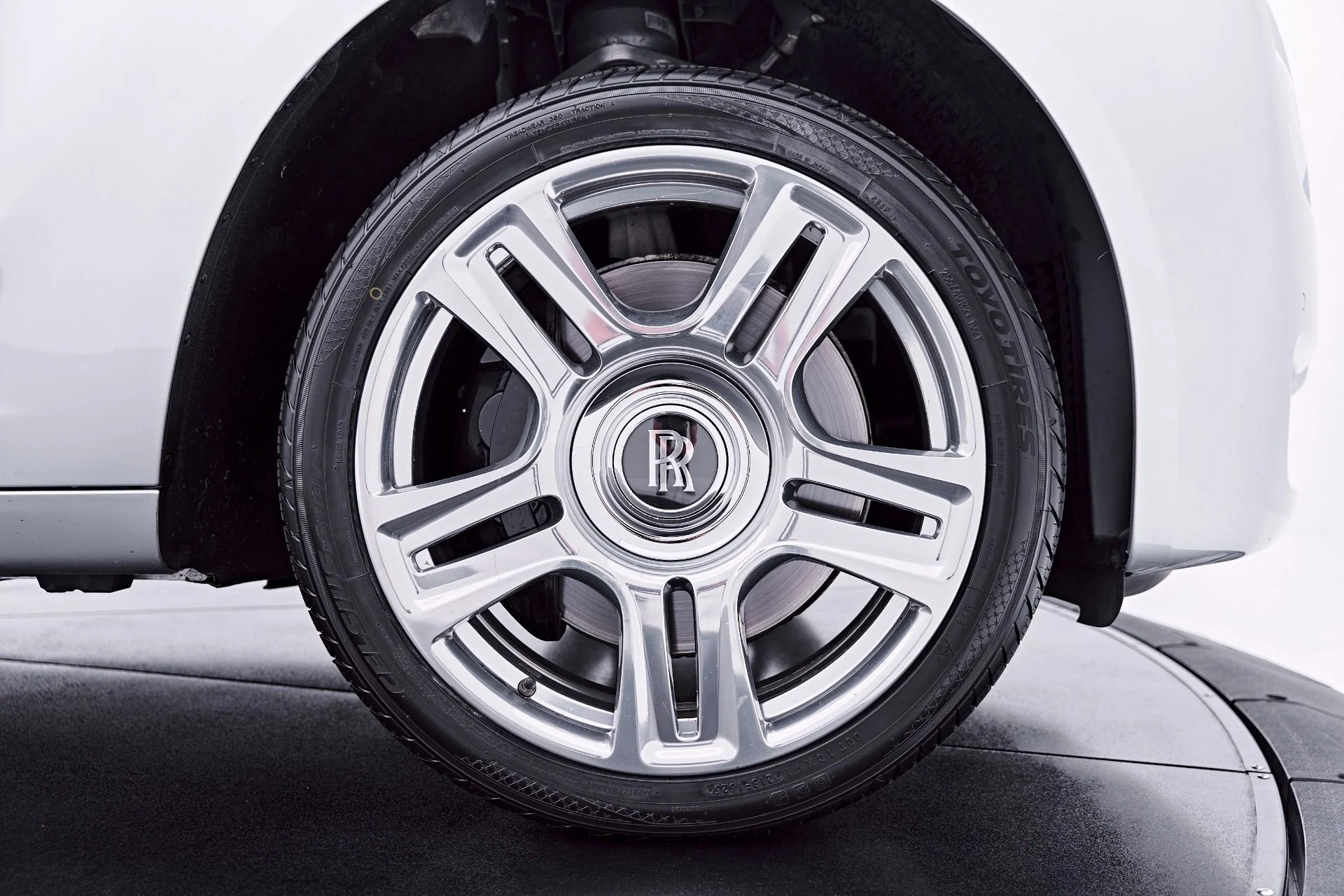 mph033_1243910602_Used_2015_Rolls_Royce_Ghost_Base_1783648167_b2fb3ecb8c