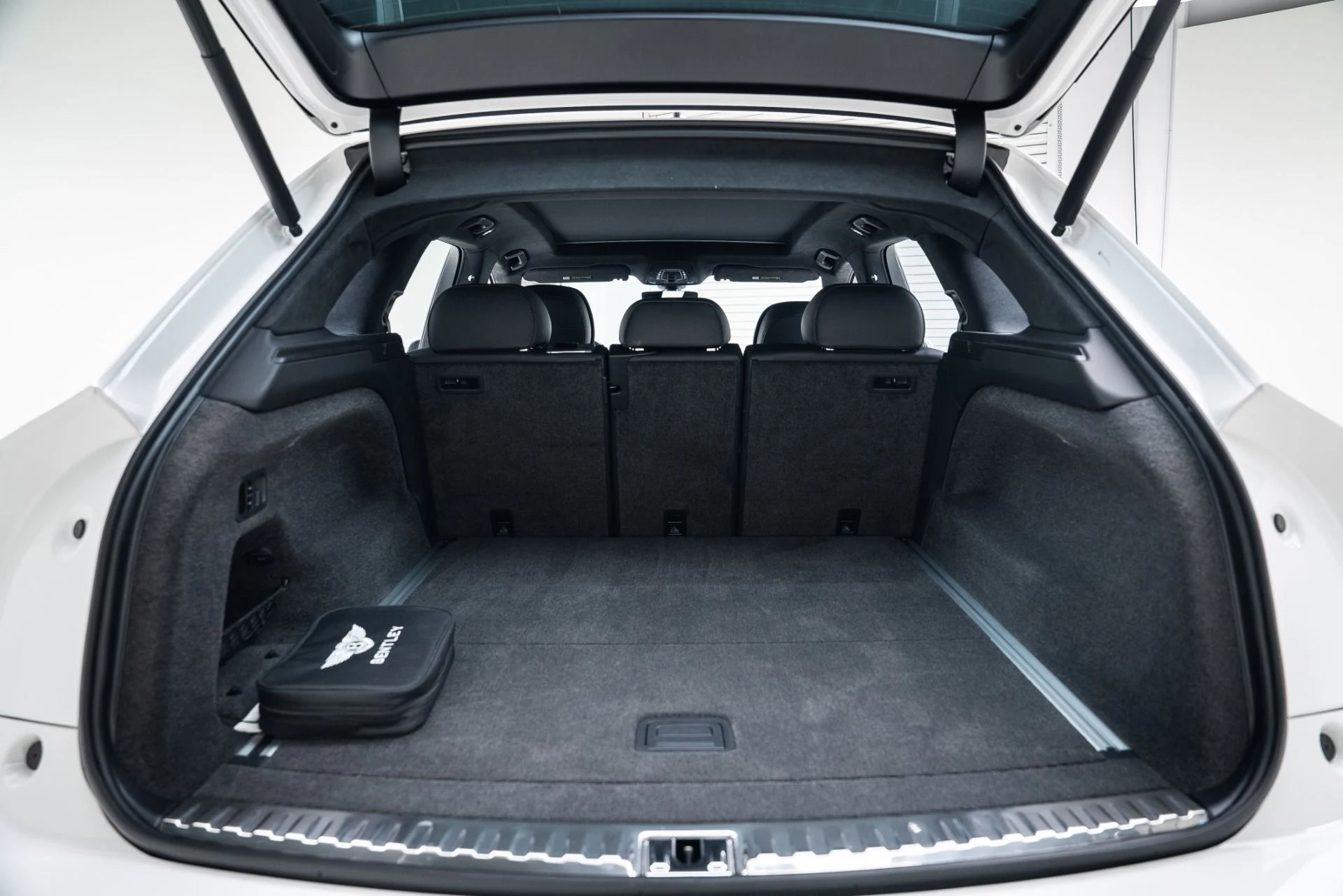 mph033_1248050052_Used_2024_Bentley_Bentayga_V8_1765306981_eaa9c724dd