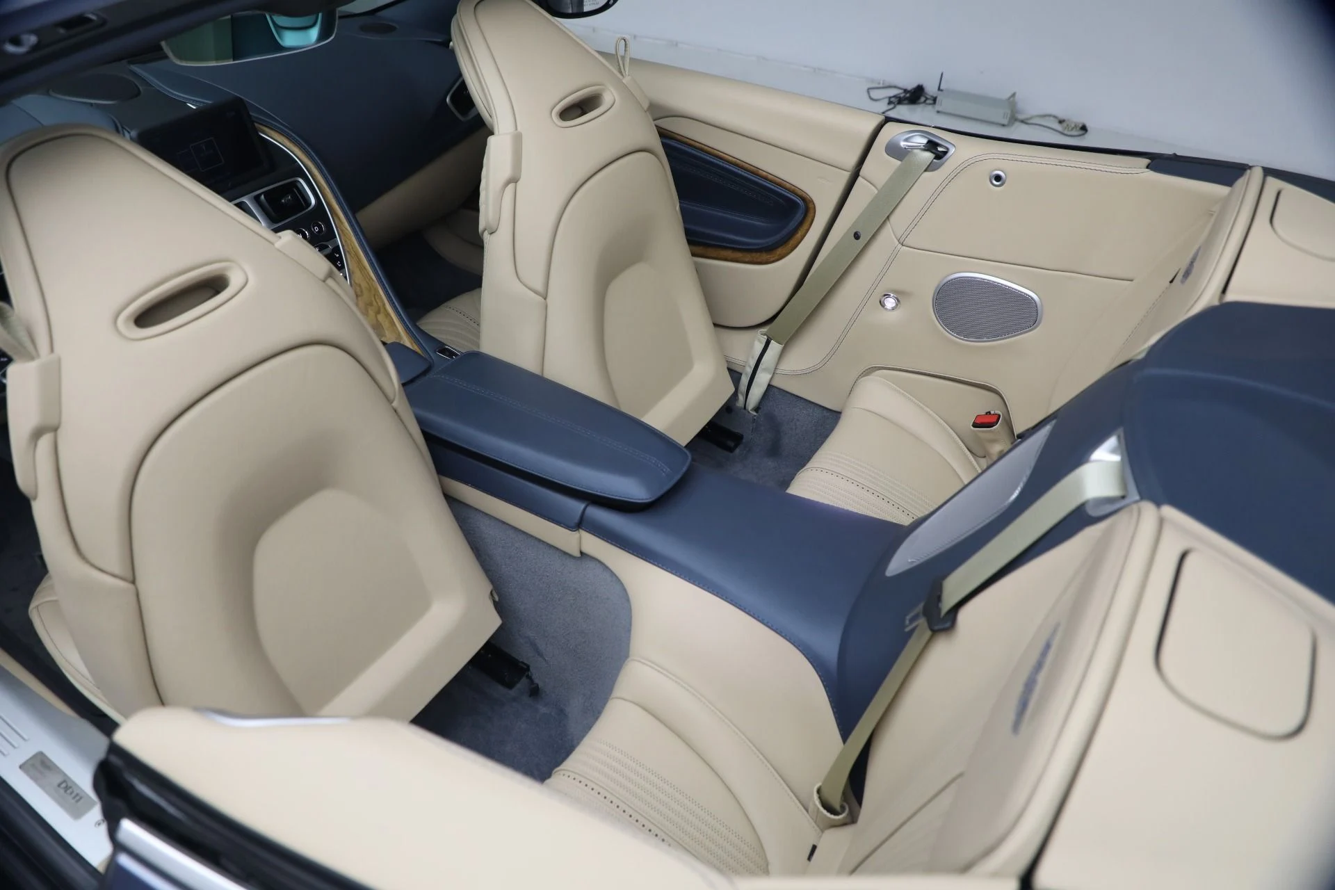 mph033_1262707389_Used_2022_Aston_Martin_DB_11_Volante_1787336556_75ae48da61