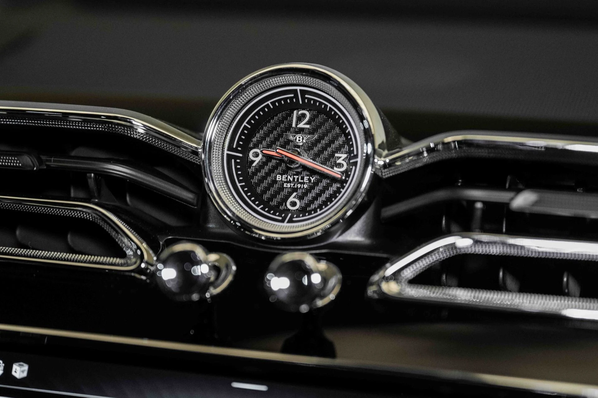 mph033_1335175264_Used_2024_Bentley_Bentayga_Azure_V8_1721581484_546a0b3c20