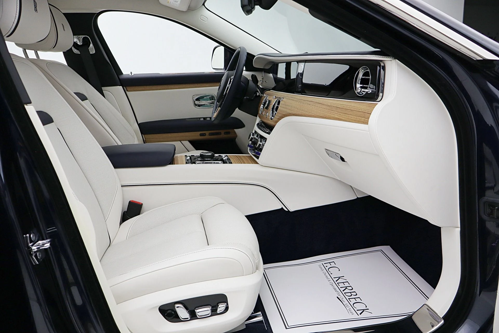 mph033_1340651764_New_2025_Rolls_Royce_Ghost_LEASE_OPTIONS_AVAILABLE_aa2f600829