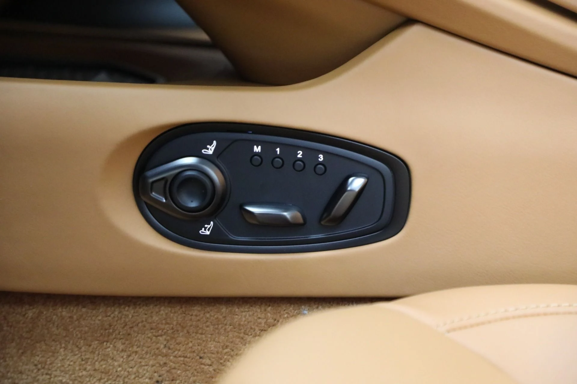 mph033_1350965445_New_2025_Aston_Martin_DB_12_Volante_c512bf5e1d