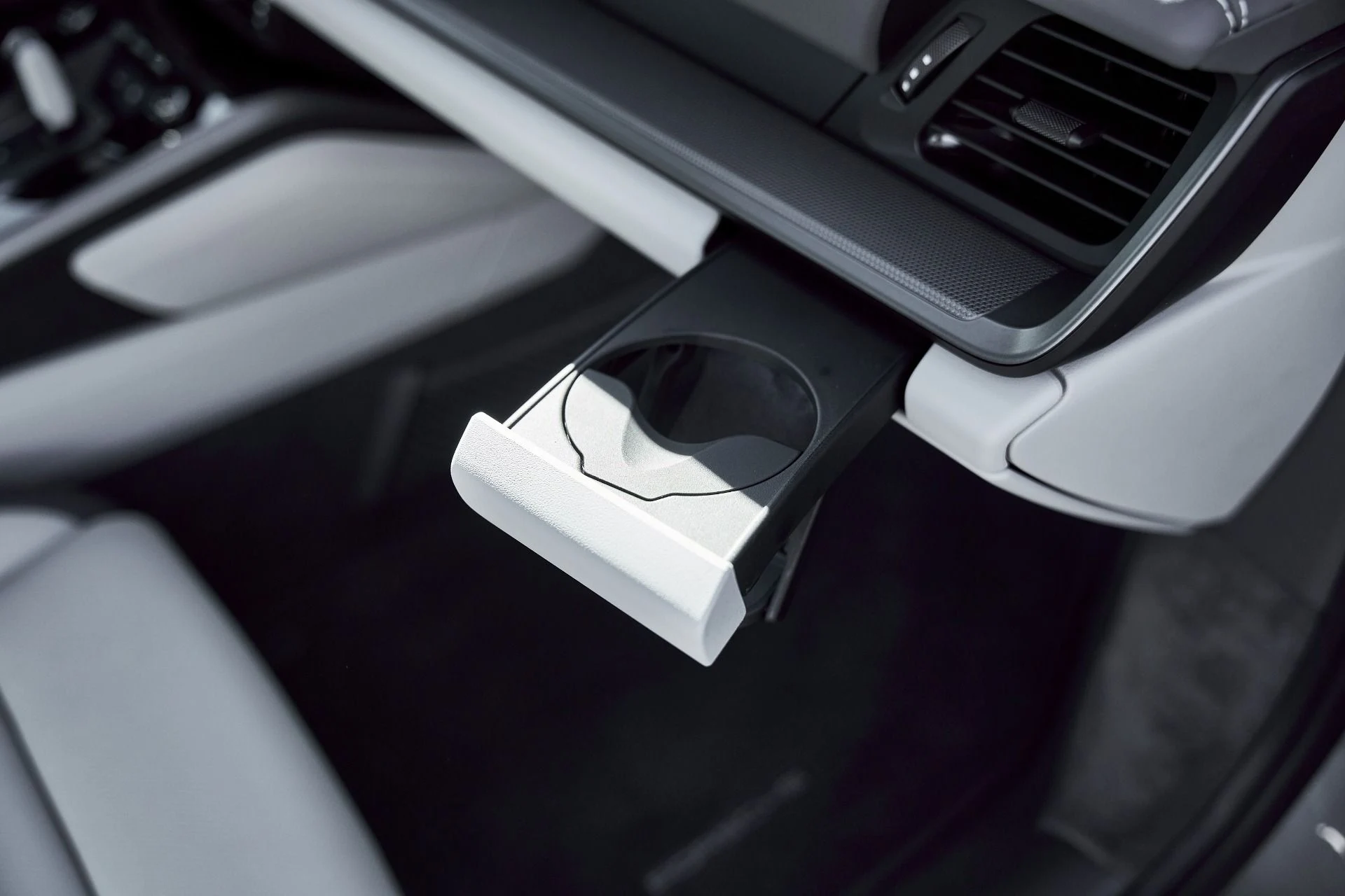 mph033_1376614875_Used_2025_Porsche_911_Carrera_1768012358_1277ee8322