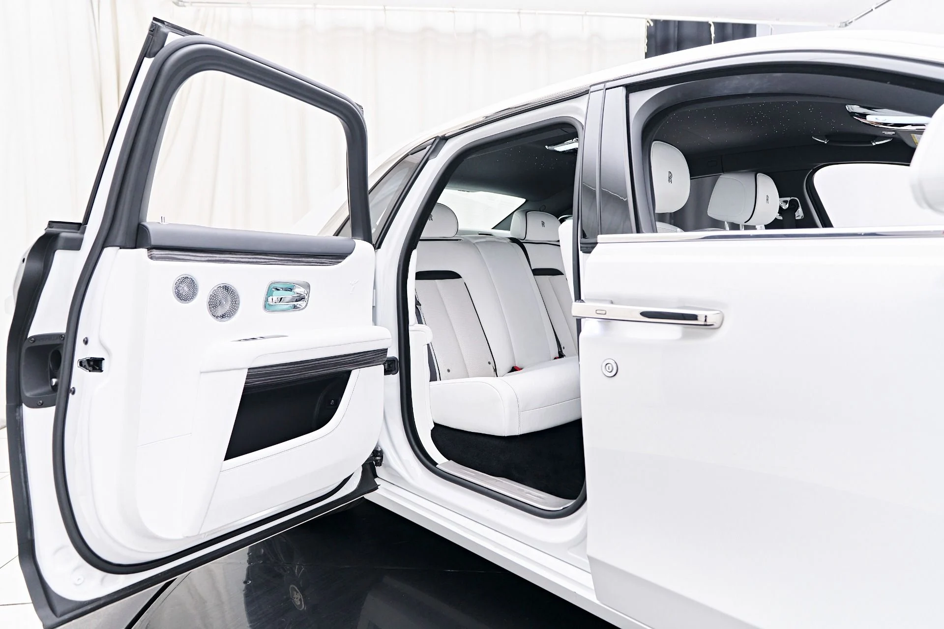 mph033_1396743377_Used_2021_Rolls_Royce_Ghost_Base_1754512470_a37b4cf4ee