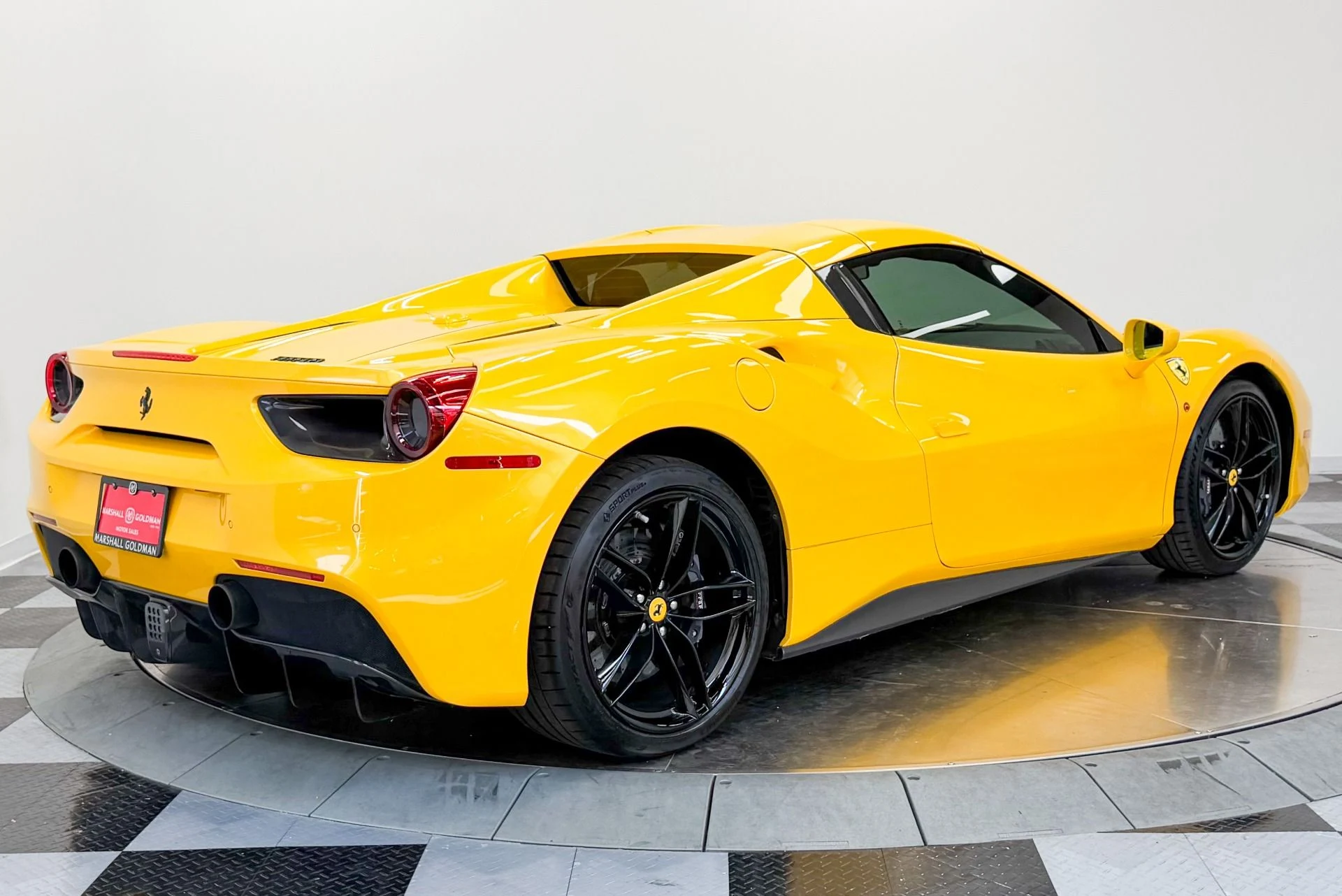 mph033_1402433554_Used_2017_Ferrari_488_Spider_Carbon_Fiber_Racing_Seats_Extensive_Carbon_Fiber_1782928237_286b4152c1