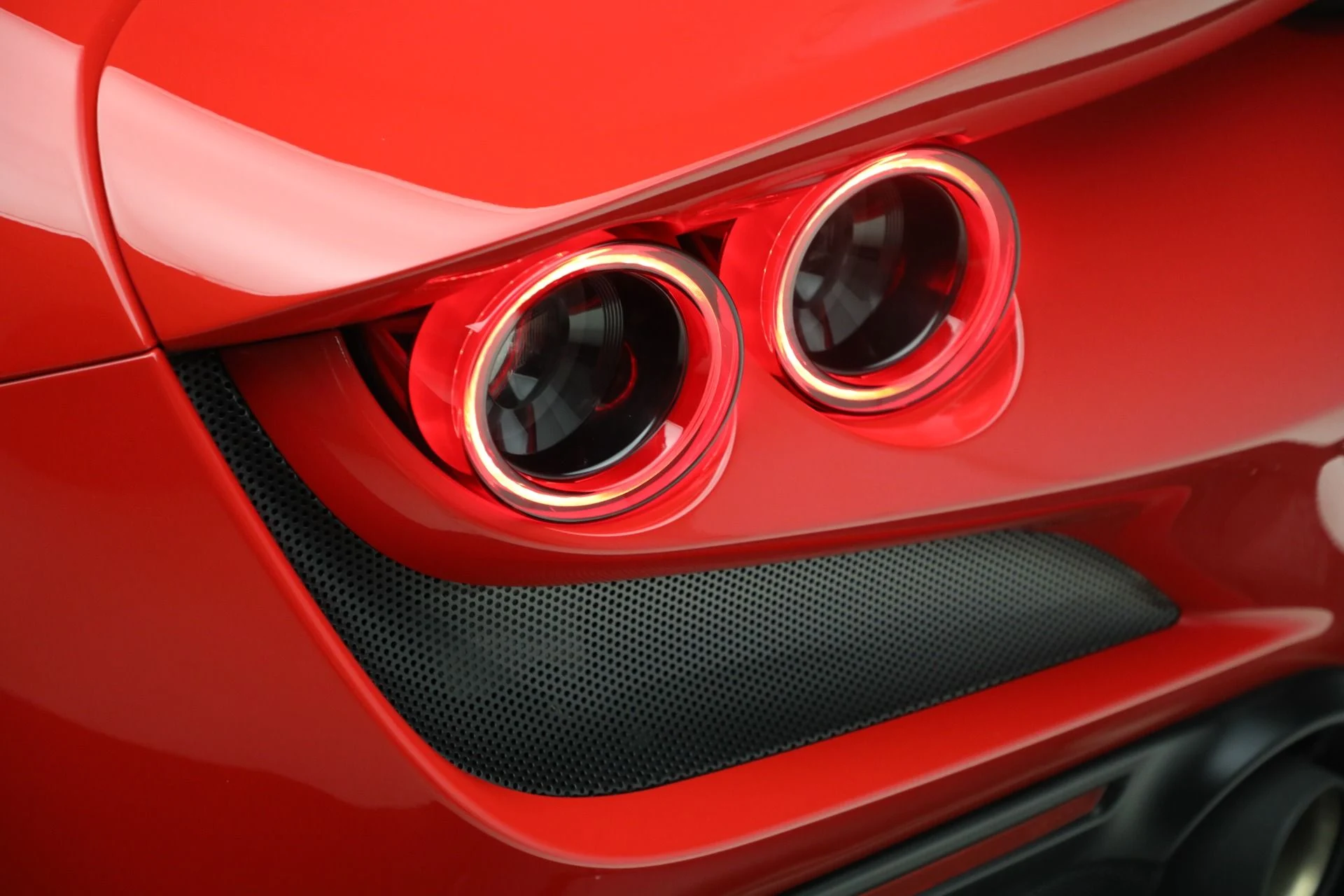 mph033_1410659035_Used_2022_Ferrari_F8_Spider_1762208749_b5e1dc490e