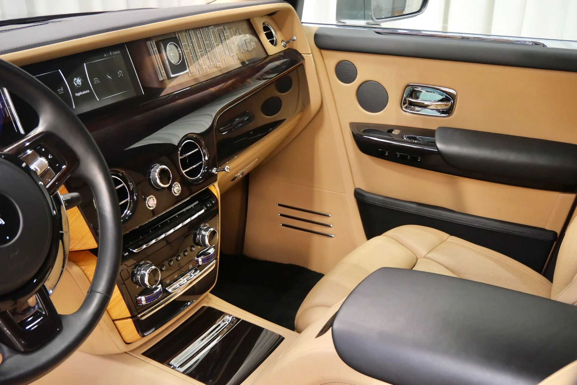 mph033_1448215669_Used_2020_Rolls_Royce_Phantom_1760120905_2b46fac533