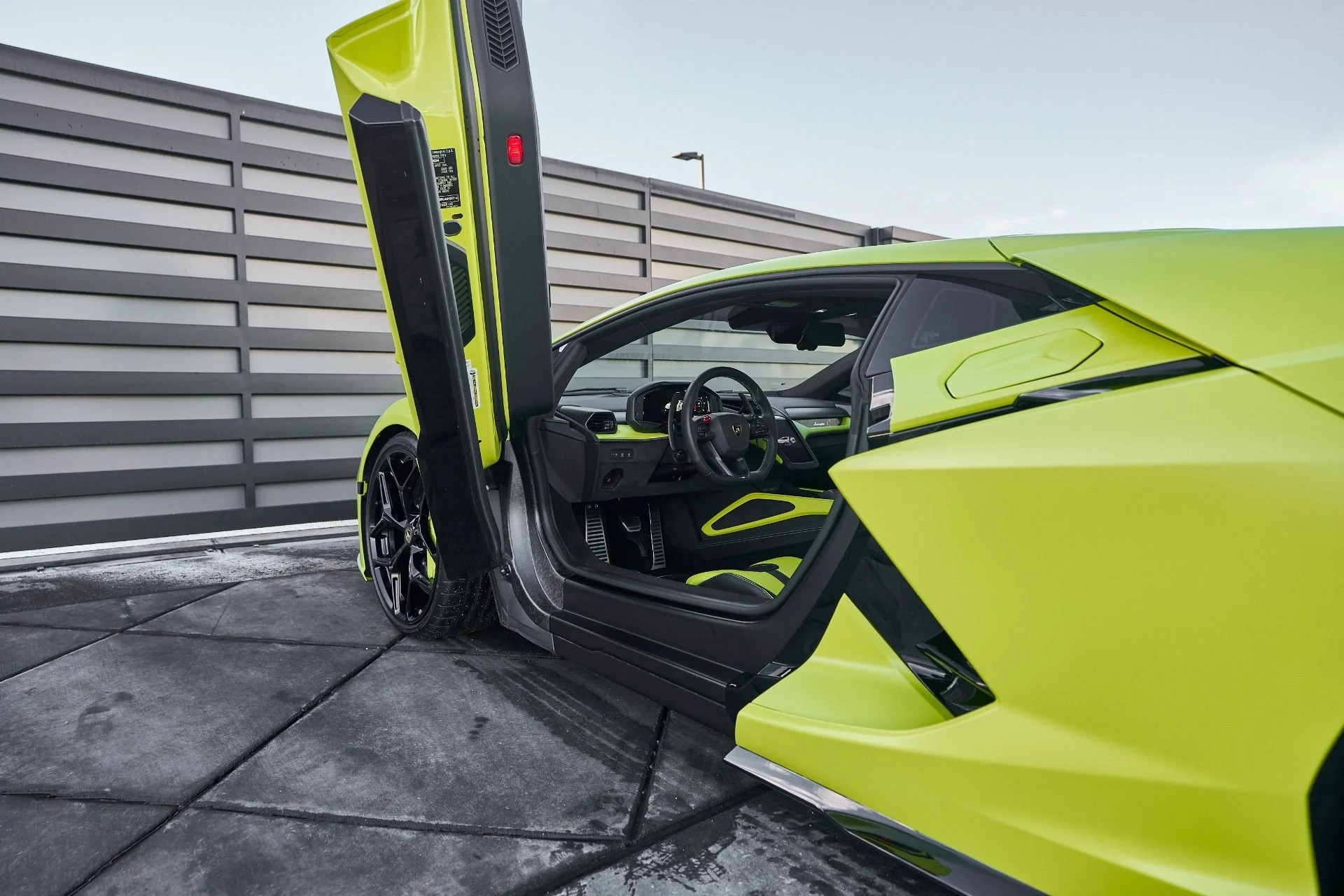 mph033_1464727594_Used_2024_Lamborghini_Revuelto_1763604732_1813118340