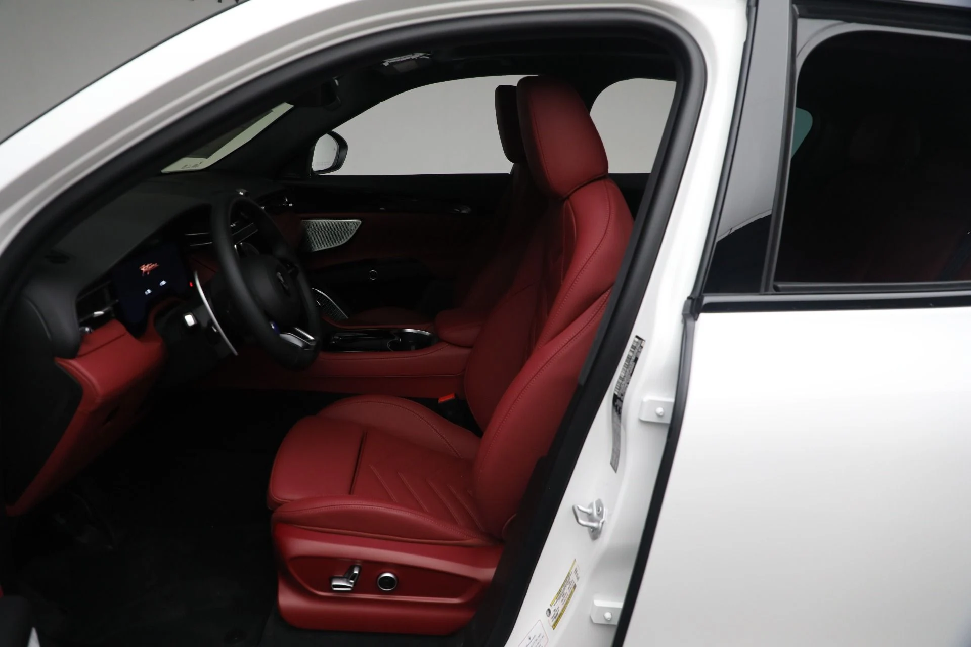 mph033_1466953952_New_2025_Maserati_Grecale_Folgore_477c608074