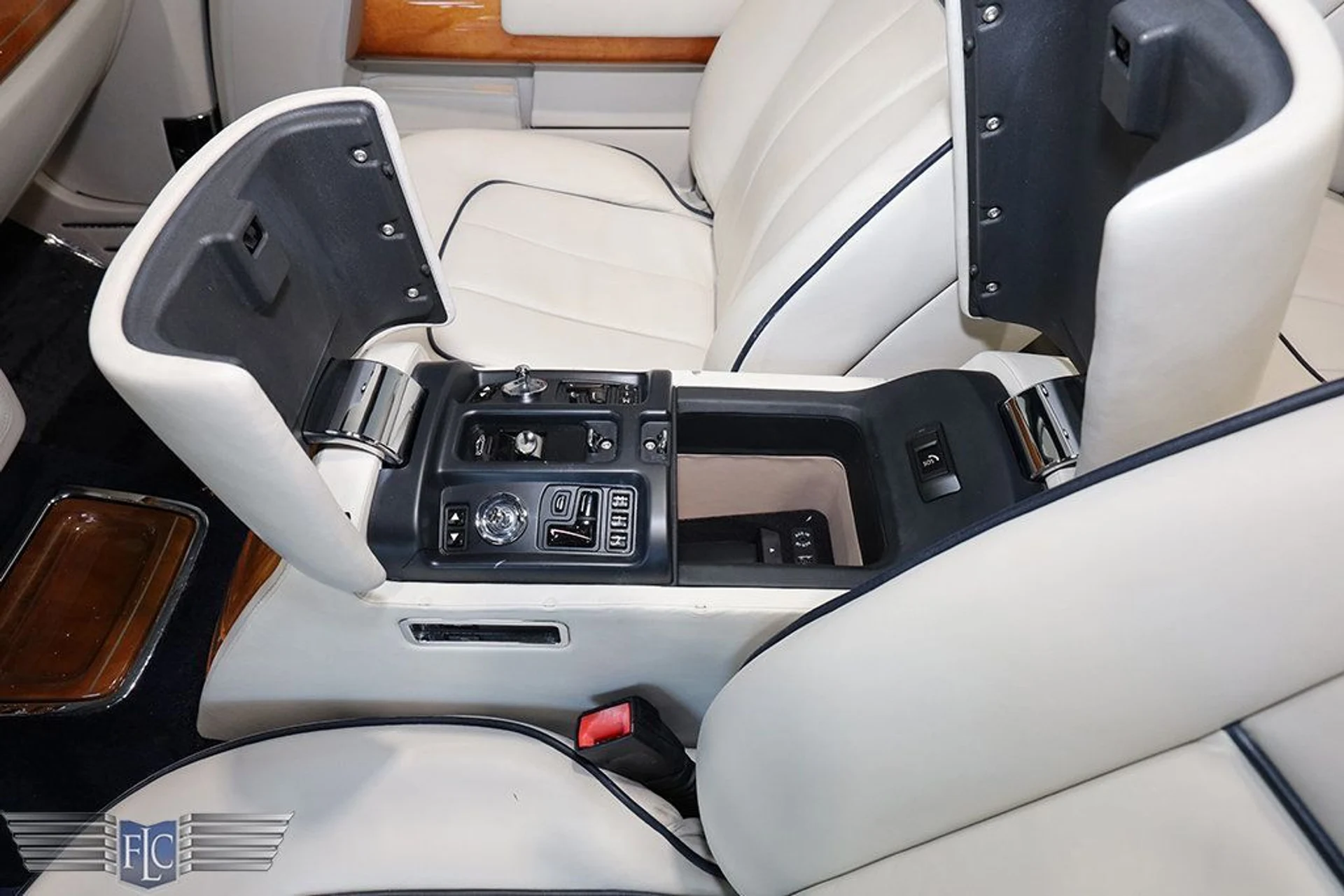 mph033_1492890363_used_2014_rolls_royce_phantom_drophead_coupe_9689_22941725_34_1024_9bc01bad3b