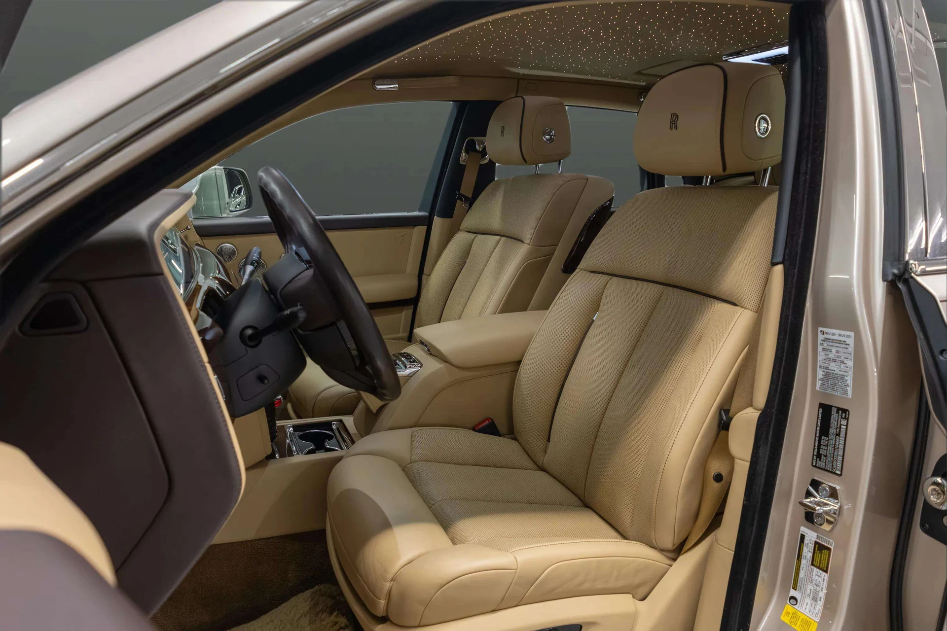 mph033_1531415083_3d681031_0bda_42d4_91ec_7a2b6462c8f2_201920_Rolls_Royce20_Phantom2028_SCA_687_S59_KU_10466929_34_370d57c1e8