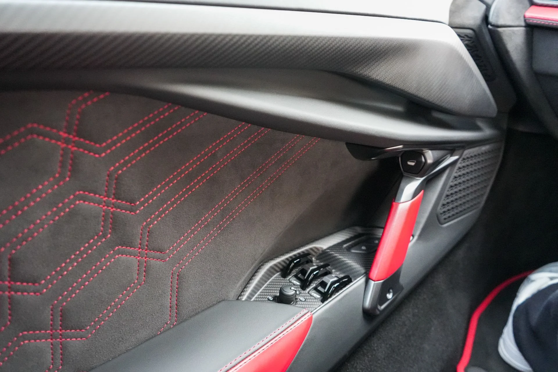 mph033_1554591220_Used_2025_Lamborghini_Revuelto_1790108001_529e71a854