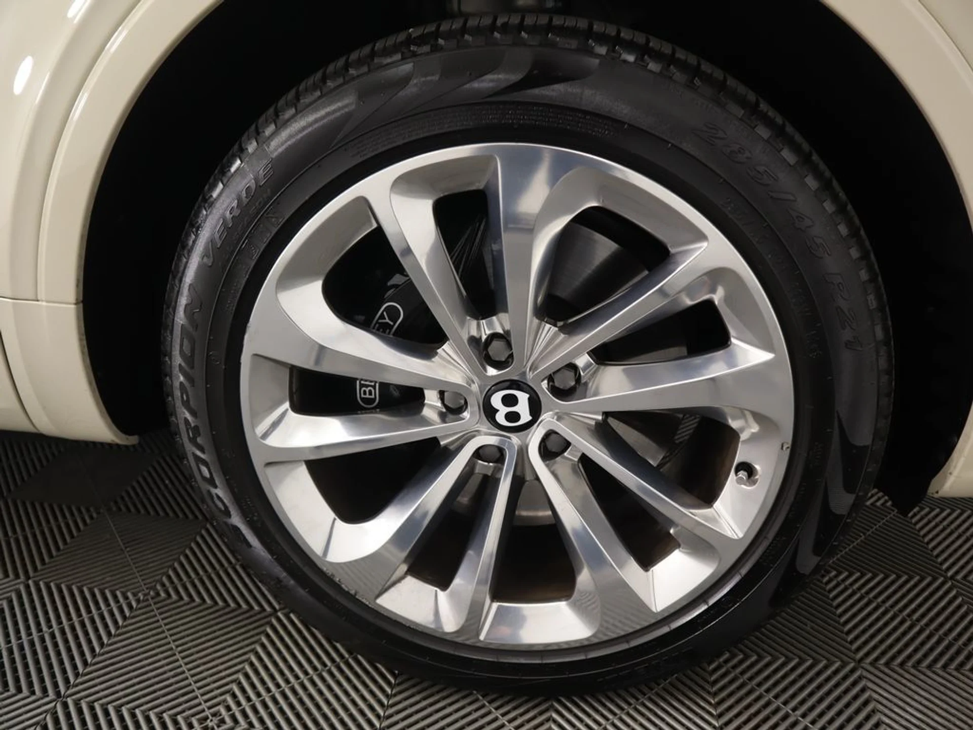 mph033_1561193656_used_2023_bentley_bentayga_v8awd_8119_22972993_34_1024_22e2401435