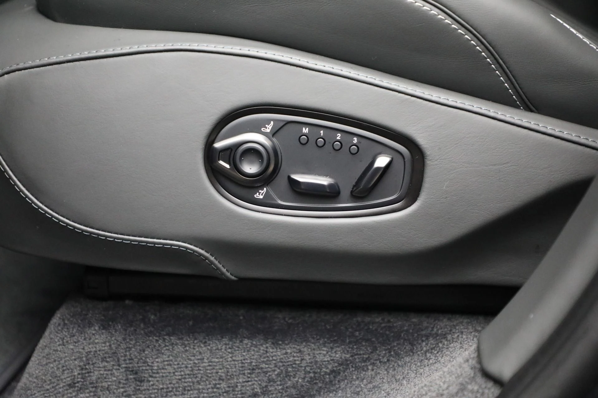 mph033_1575264126_New_2025_Aston_Martin_DBX_707_707_f30526c0bd