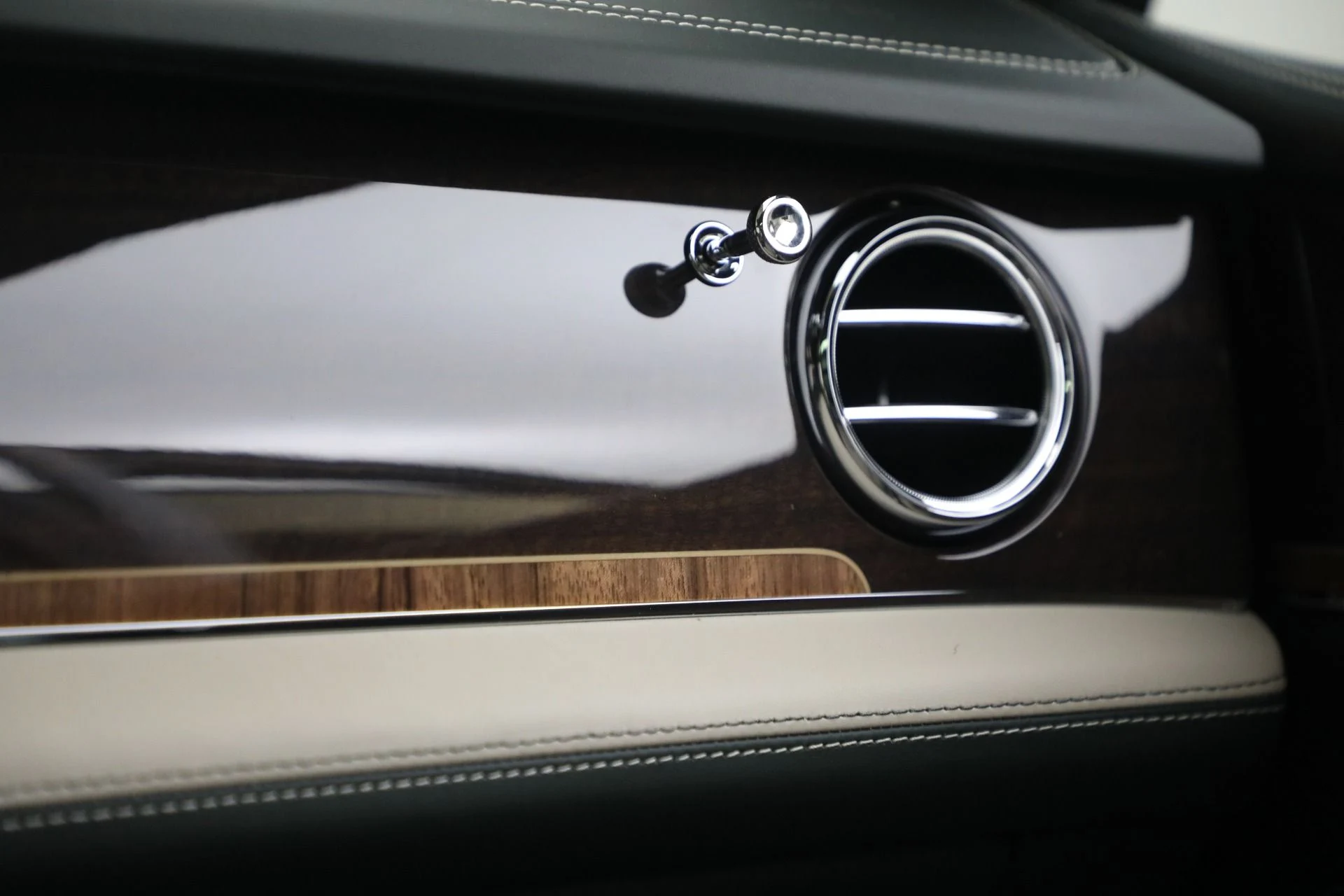 mph033_1617917157_New_2023_Bentley_Bentayga_V8_2a8b5b4d2a