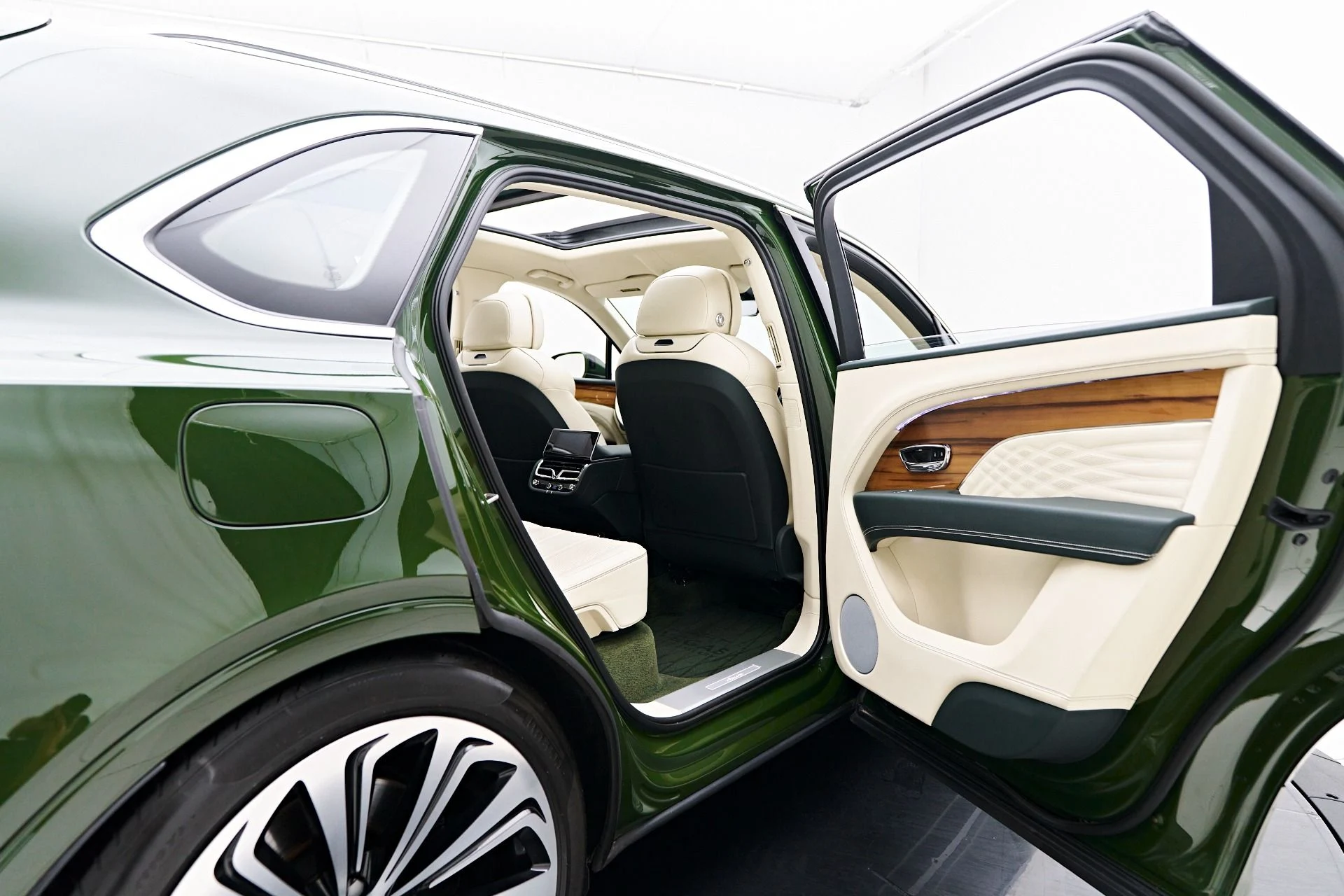 mph033_162187980_Used_2023_Bentley_Bentayga_EWB_1754782430_9eebeaa549