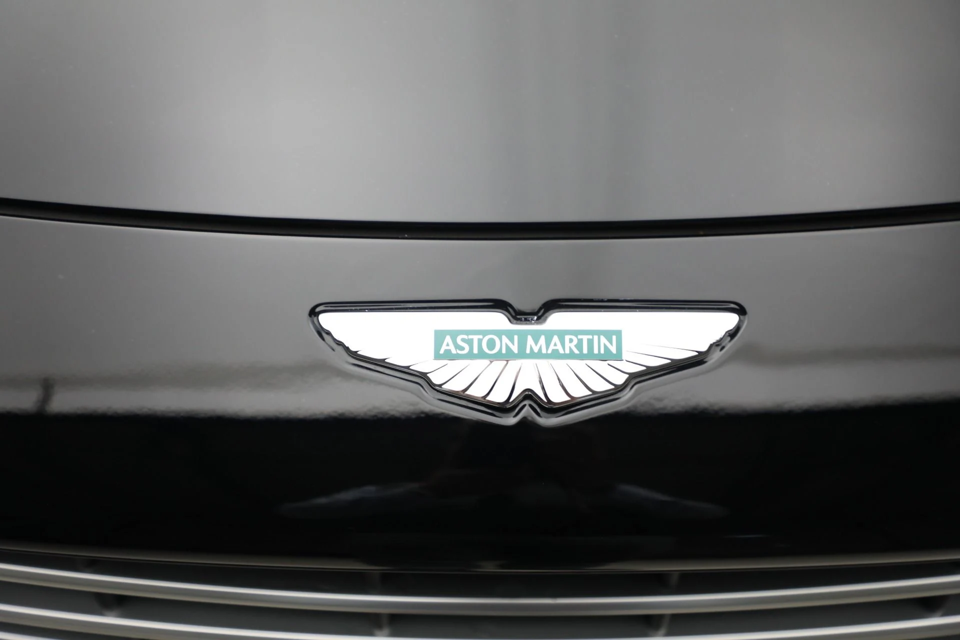 mph033_1622613267_New_2025_Aston_Martin_DB_12_Volante_ee38b60c1e