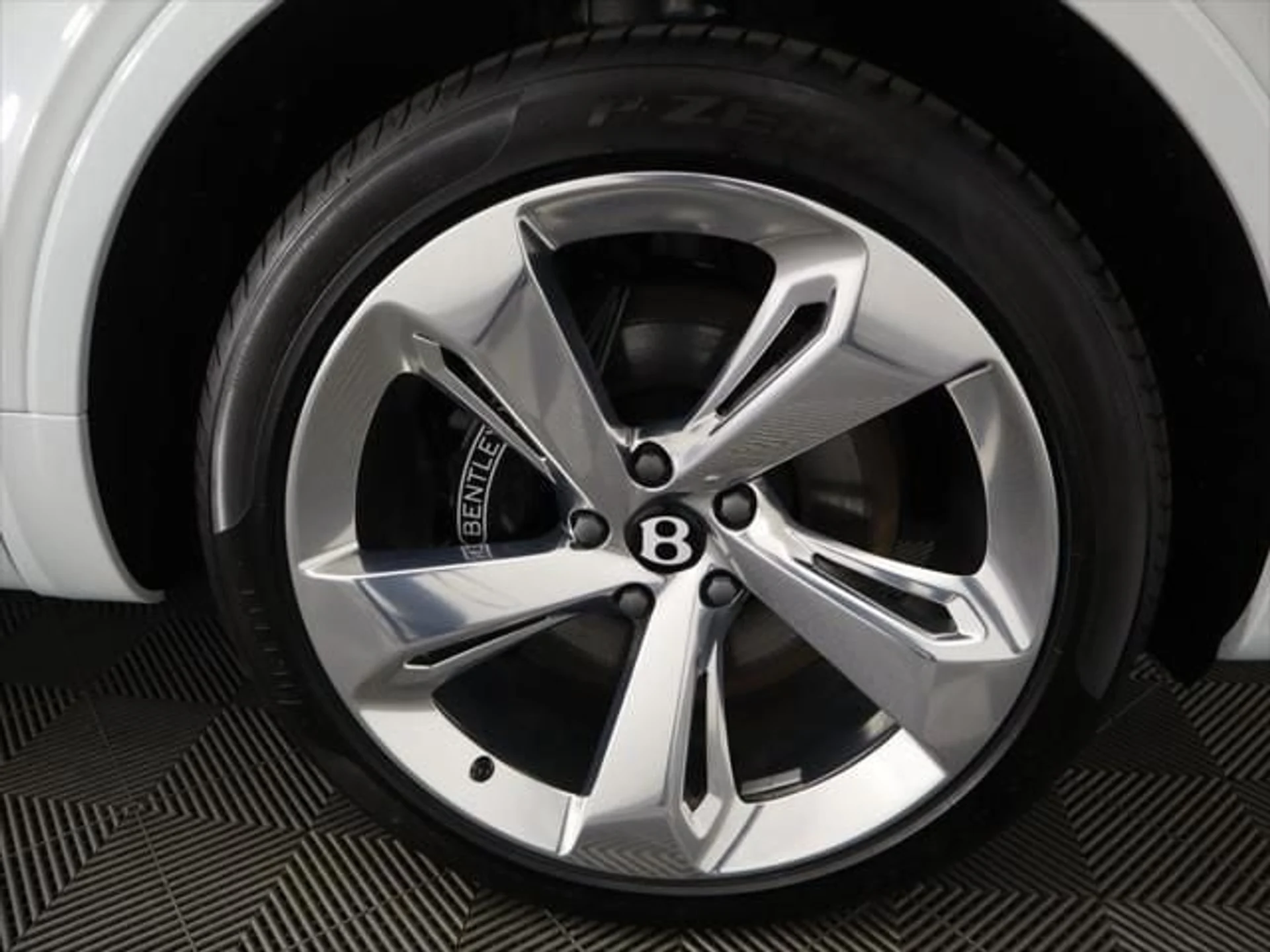 mph033_1743890952_used_2025_bentley_bentayga_ewb_v8awd_8119_23022887_34_640_476121e289