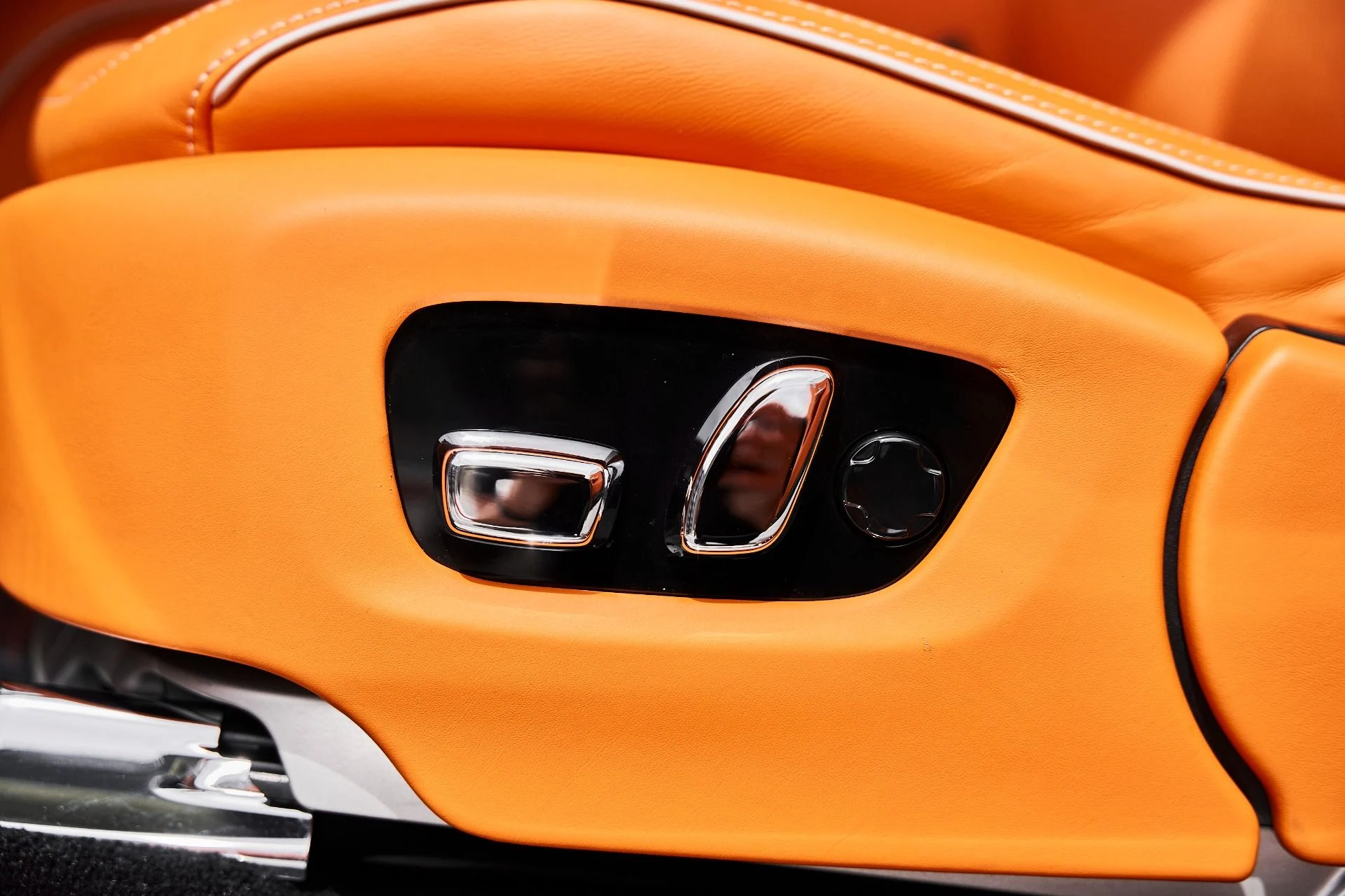 mph033_1753798134_Used_2025_Rolls_Royce_Spectre_Base_1775928269_3678af3af7