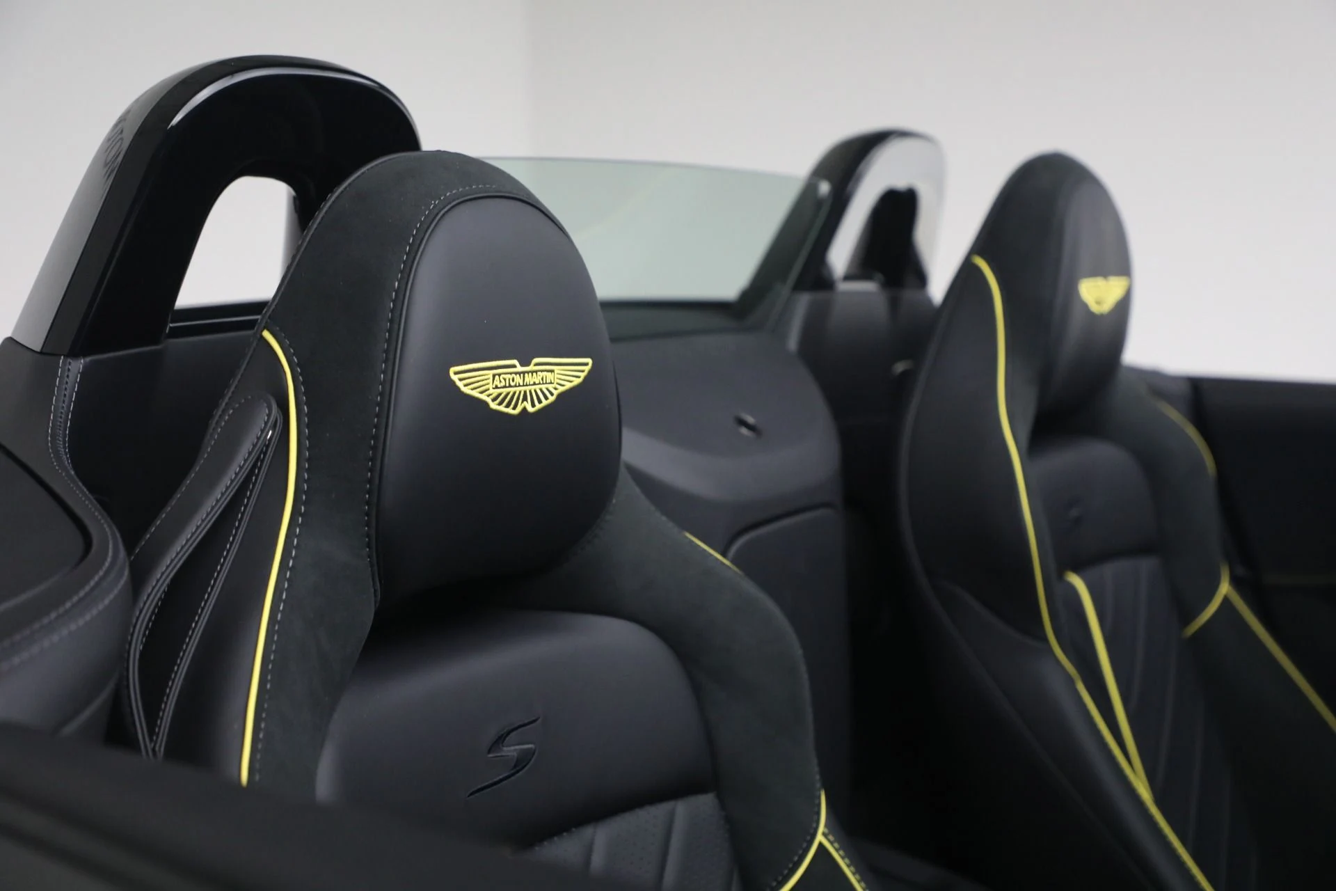 mph033_1763071812_New_2026_Aston_Martin_Vantage_S_Roadster_1776880029_f40c6849c2