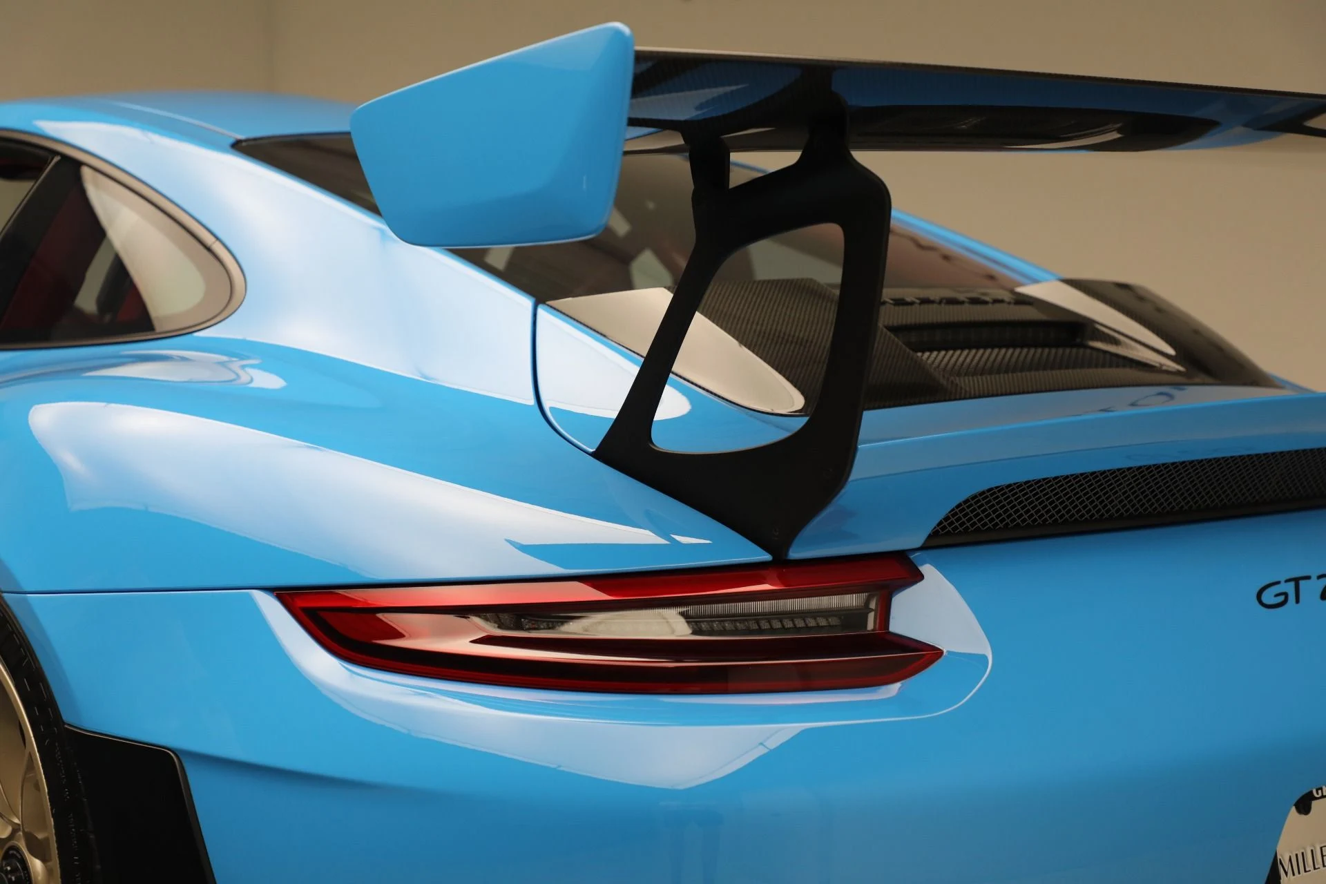 mph033_1779385145_Used_2018_Porsche_911_GT_2_RS_624faf08d9