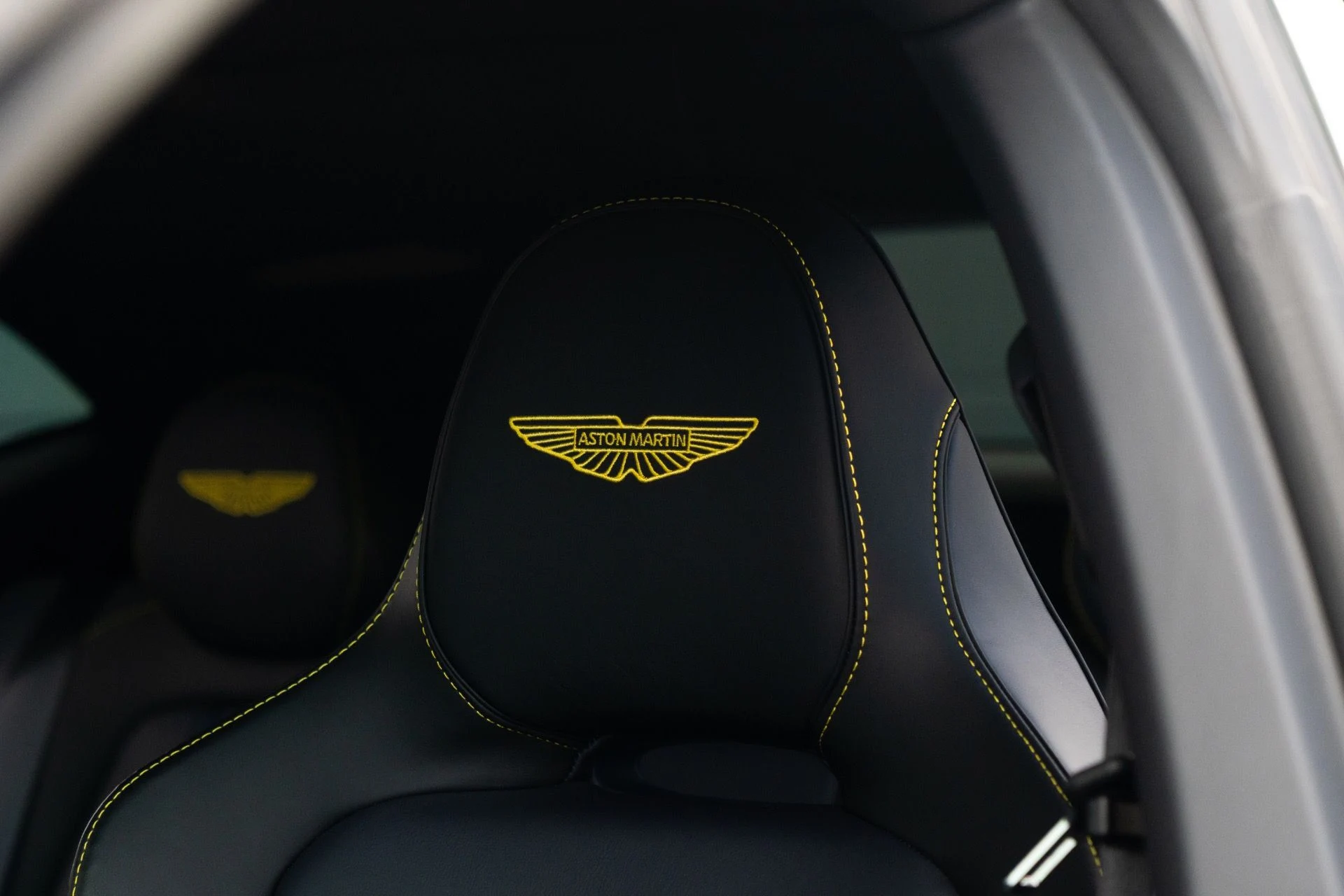 mph033_1797971160_Used_2025_Aston_Martin_DBX_707_1764700714_8e4d6d088c