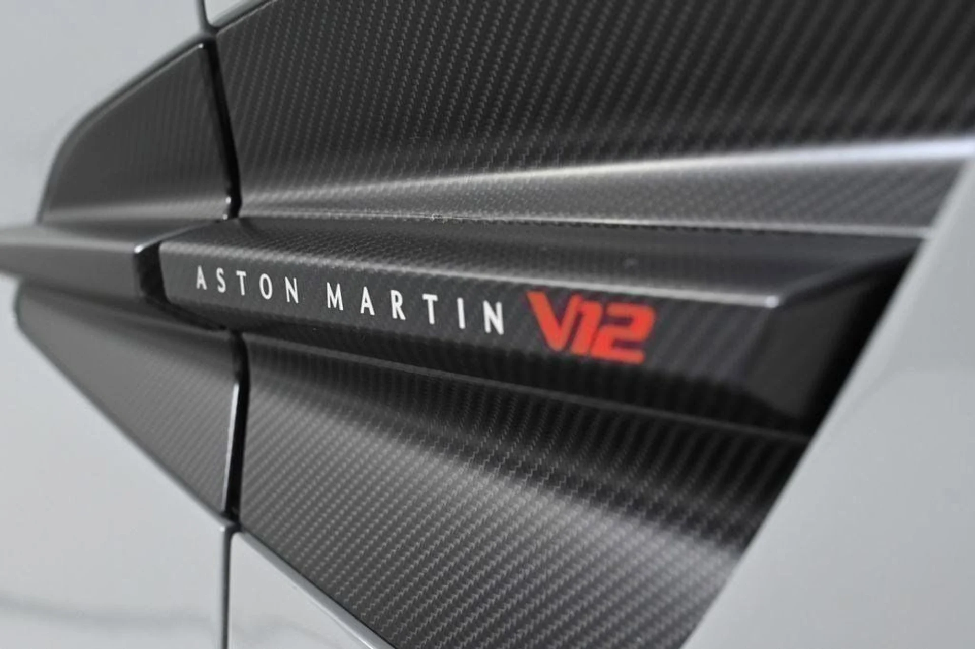 mph033_1810503887_used_2025_aston_martin_vanquish_coupe_11350_22829268_33_1024_3caf50b2b0