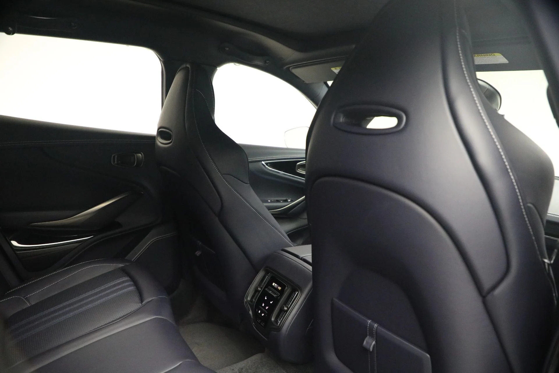 mph033_1822266458_New_2026_Aston_Martin_DBX_707_1767992936_f65fe95876