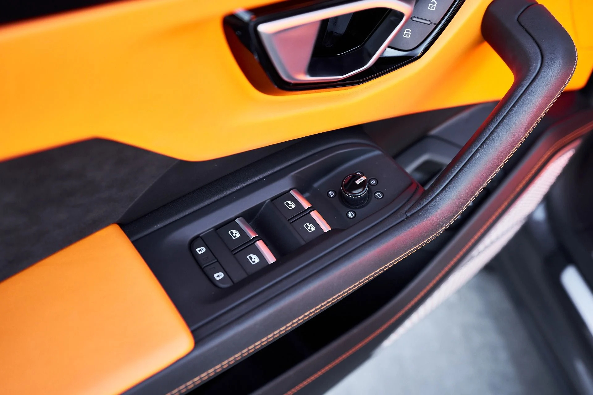 mph033_1830369062_Used_2022_Lamborghini_Urus_Base_1759562049_1aead9aede