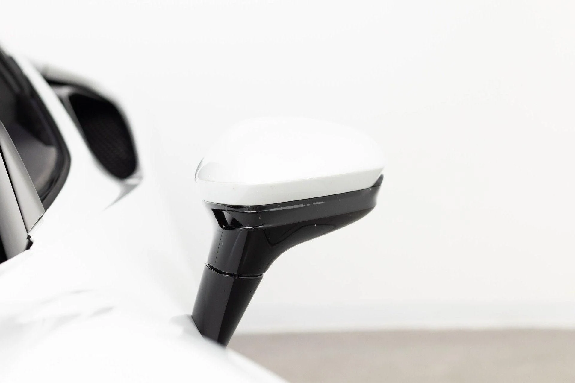 mph033_1845900831_Used_2022_Ferrari_SF_90_Spider_1777382755_f3b25be292