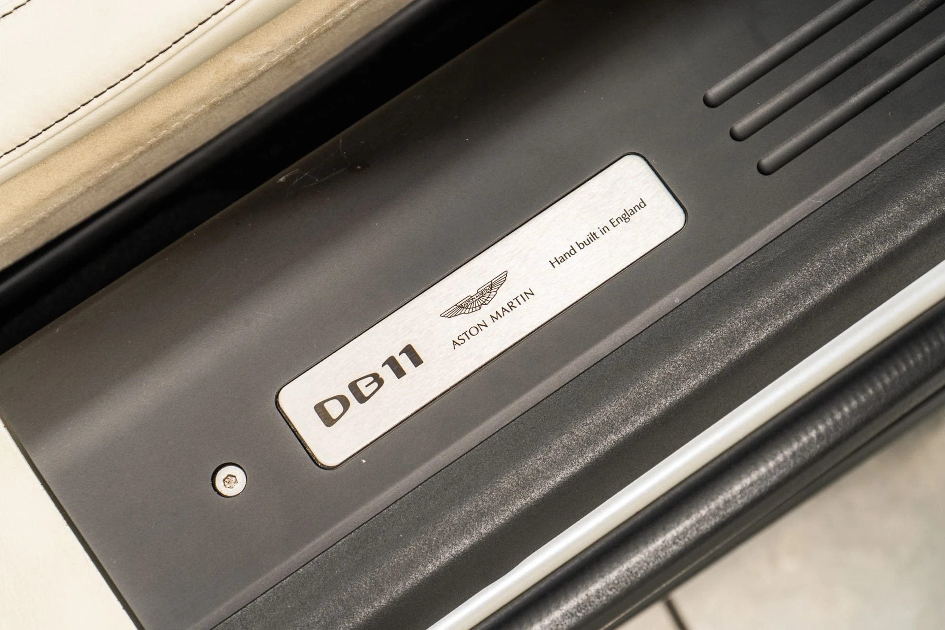 mph033_1867940018_Used_2019_Aston_Martin_DB_11_Volante_1760477407_83566f051e